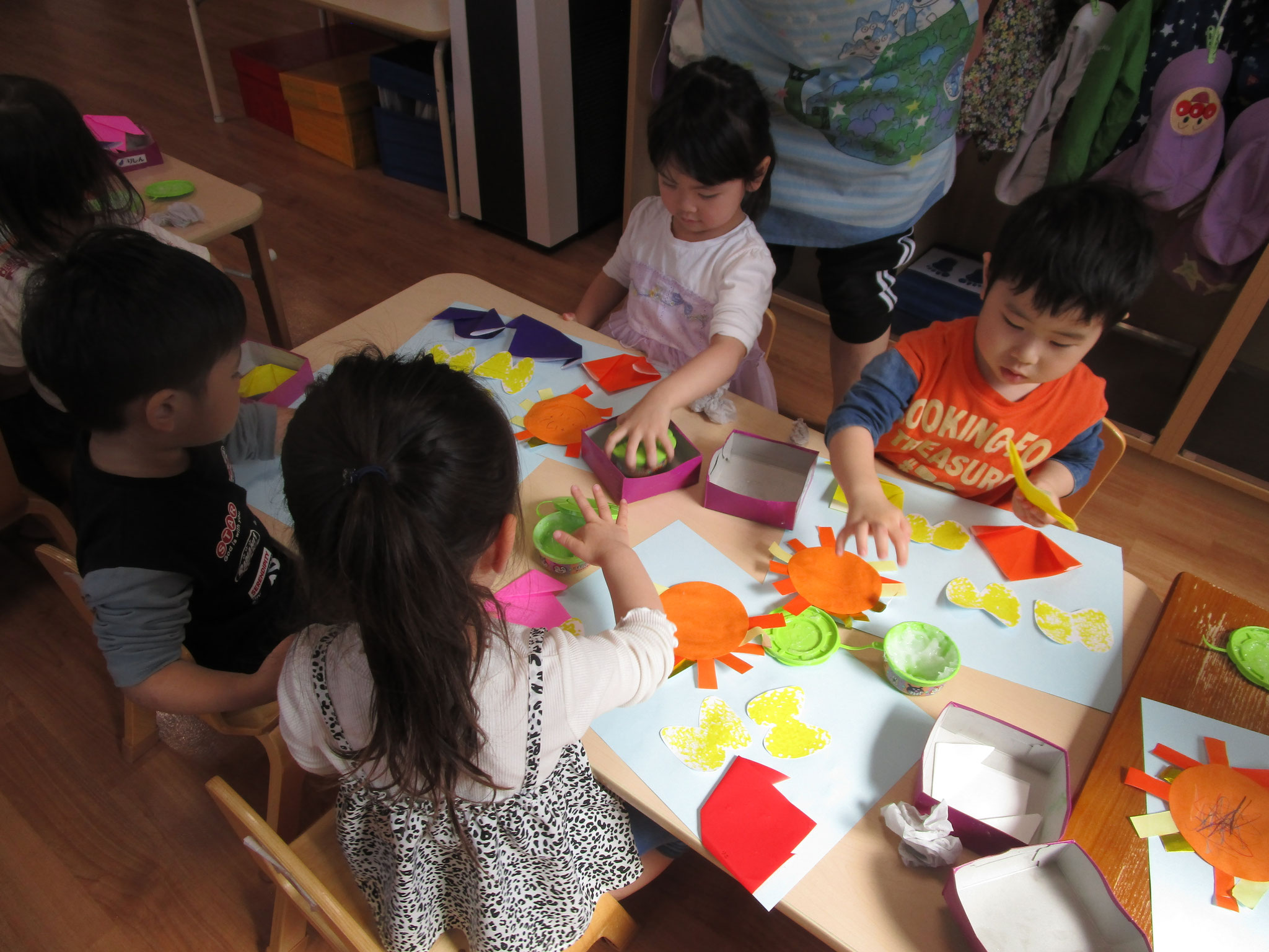 3歳児クラス。のりやハサミをつかって製作がんばっています。
