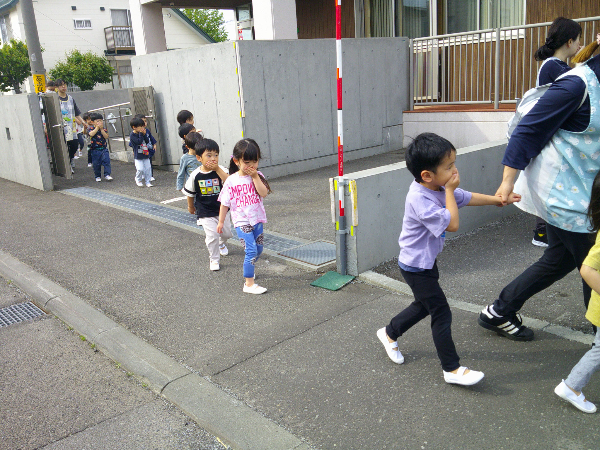 避難靴をはいて外へ避難しました。