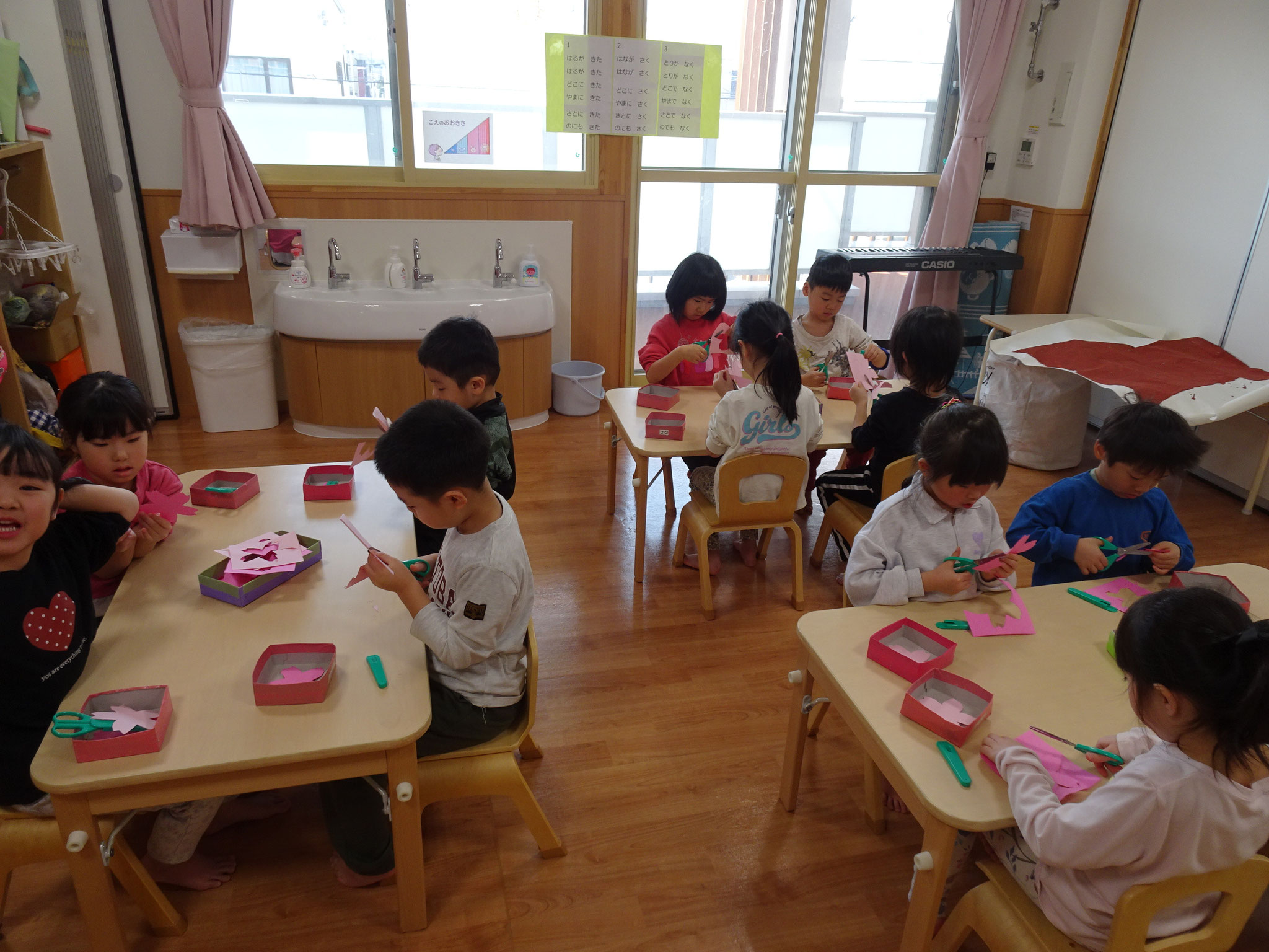 年長組は春の季節にあわせて、ハサミをつかって桜作り。