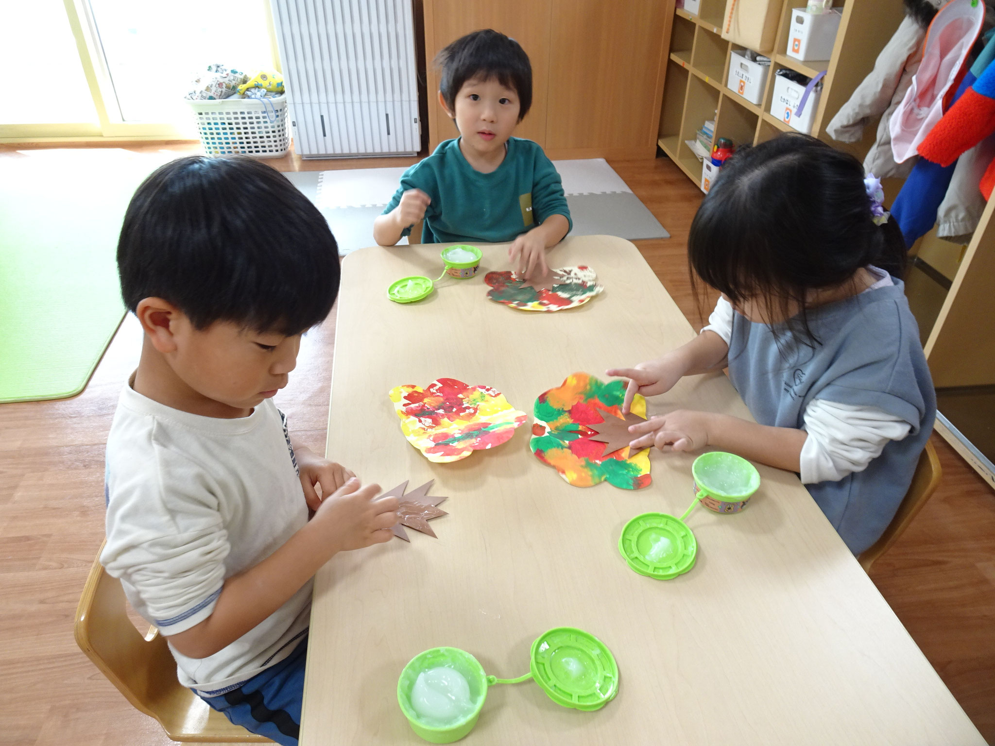 年中組は紅葉をイメージした製作。