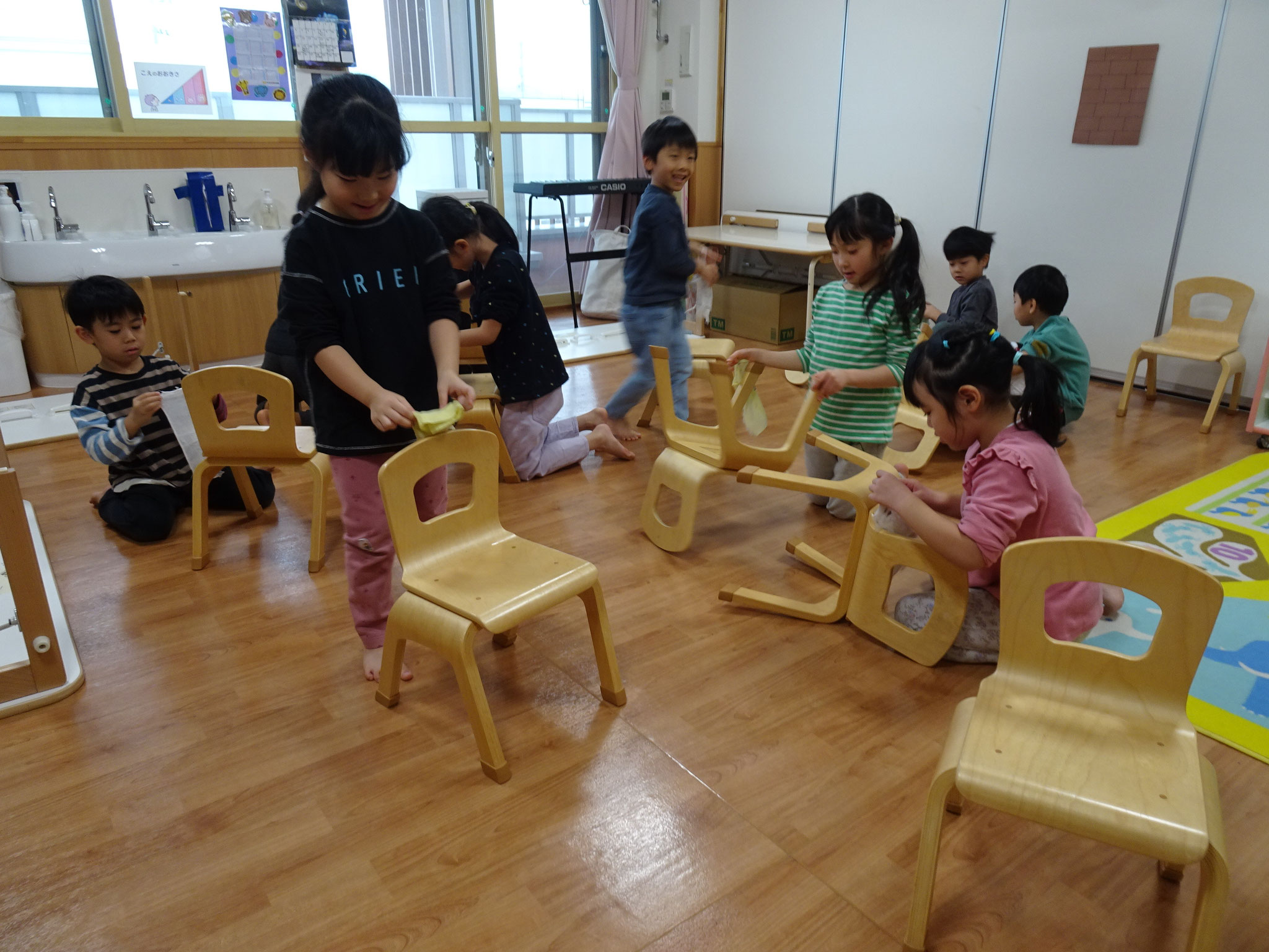 年末です。各クラス、大掃除をしました。いつも座っている椅子や床を拭き掃除しました。