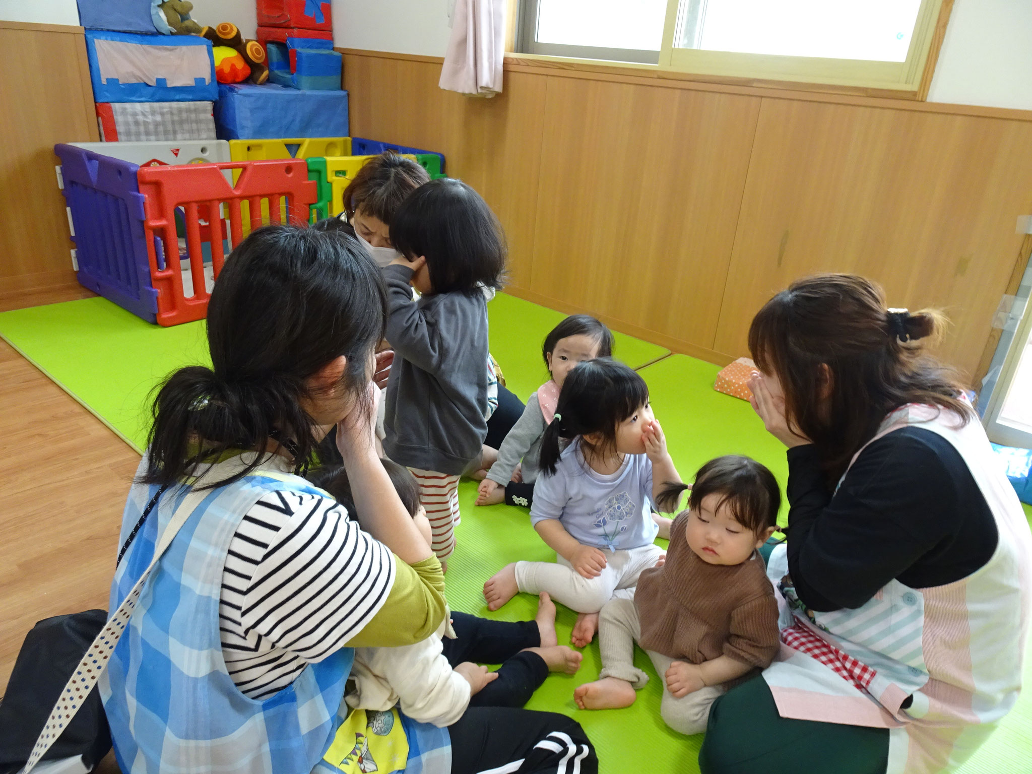 新園児さんは初めての非常ベルの音。保育士から離れず上手に避難できました。