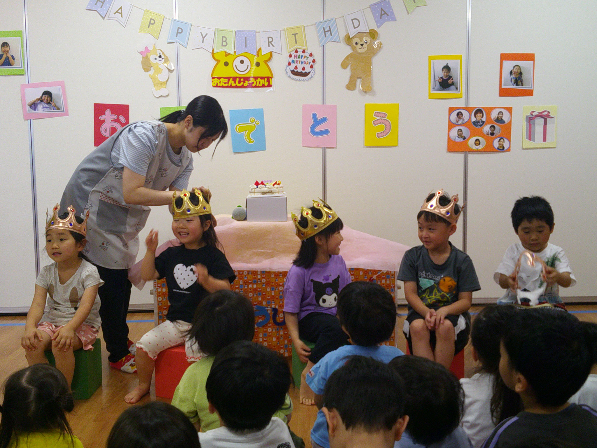 6月のお誕生会がありました。今回は幼児クラスのお友だちだけだったので、周りのお友だちから歓声がすごかったです。