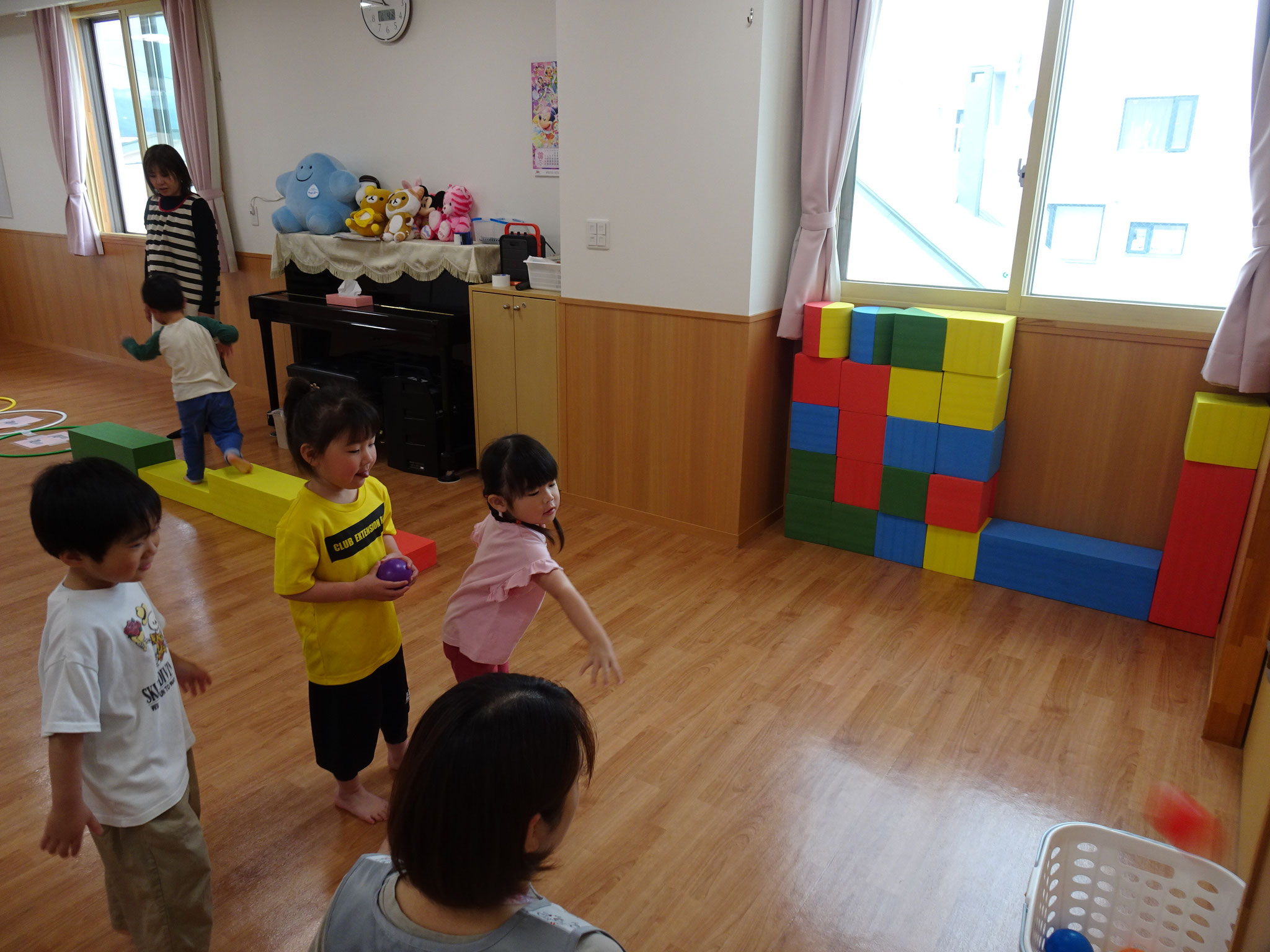 風船、ボール投げ、粘土など大好きな遊びを満喫。