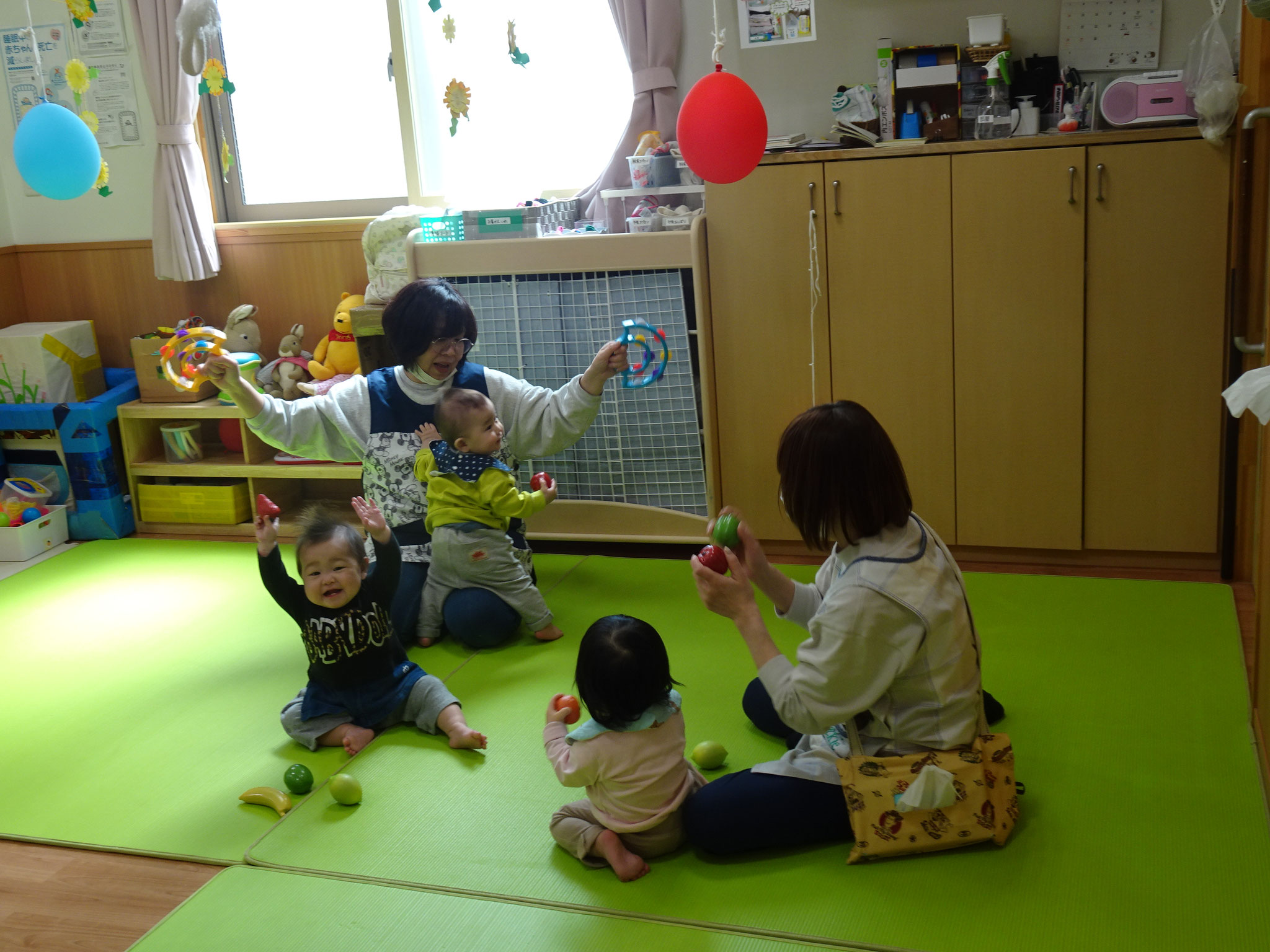 4/24  ひよこ組　おもちゃでワーイ