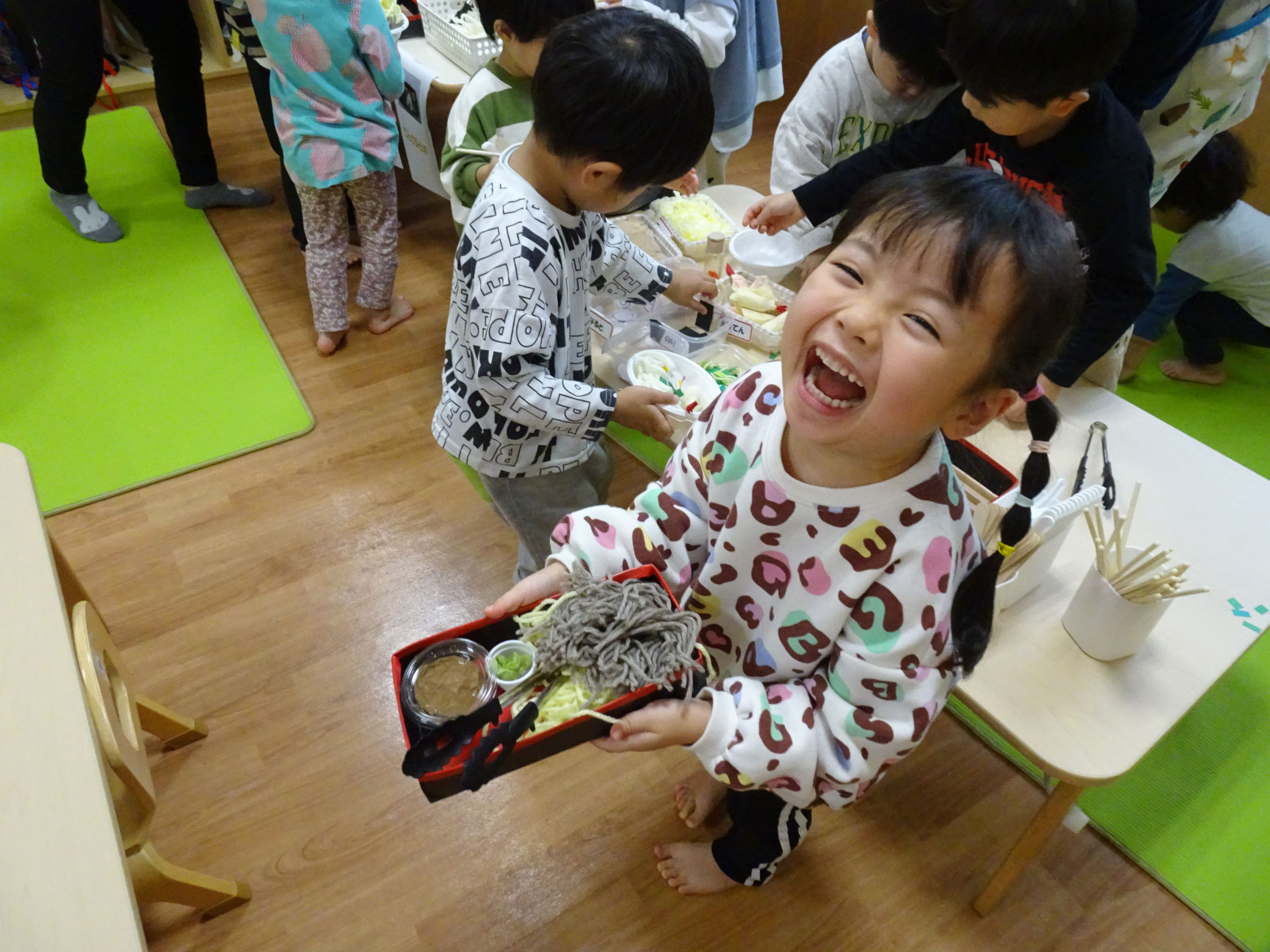 チーム①ラーメン・うどん・そばの中から好きなものを選び、湯切り、トッピング選びをして楽しみました。
