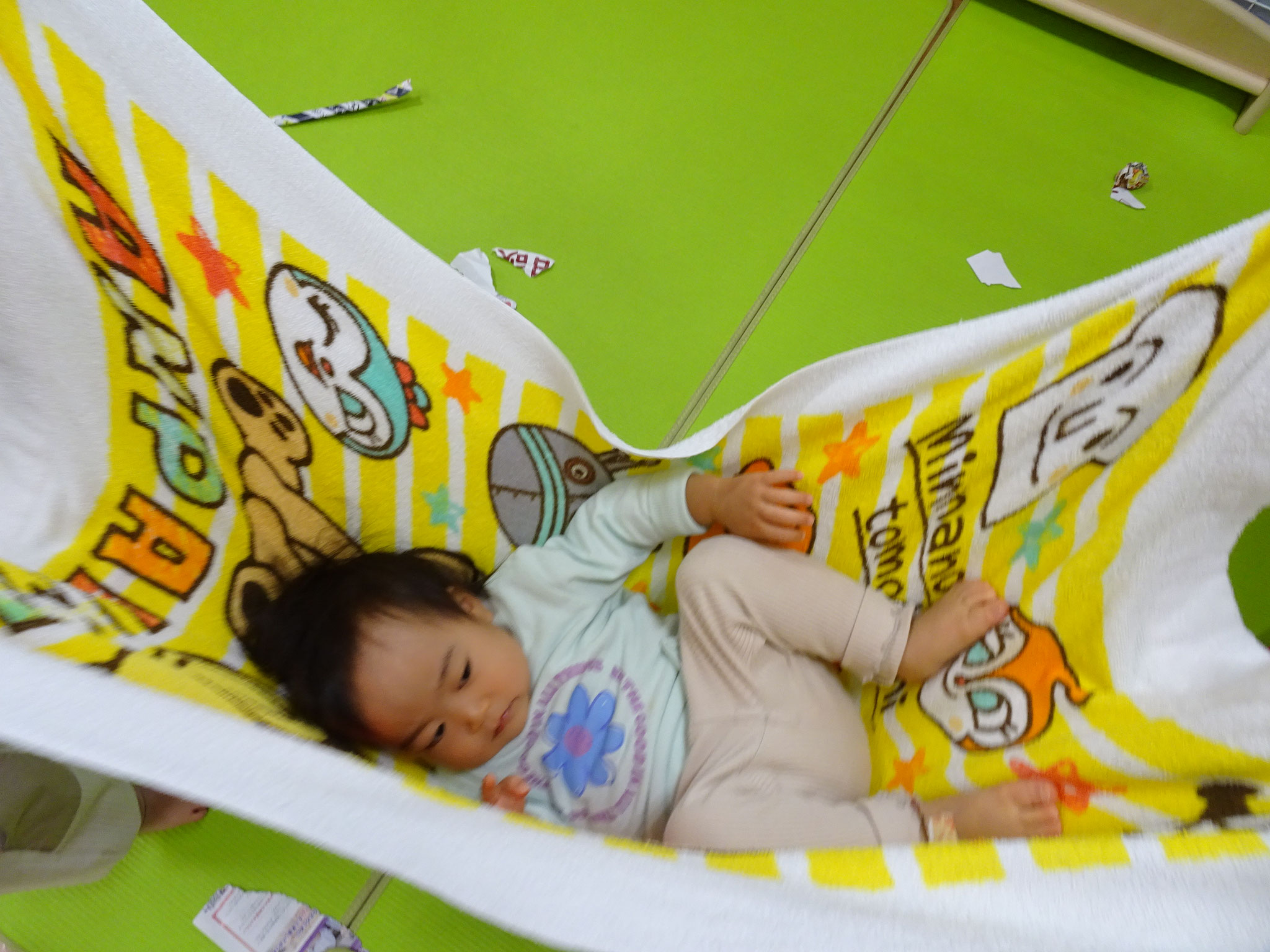 0歳児はバスタオルでゆ～らゆら。
