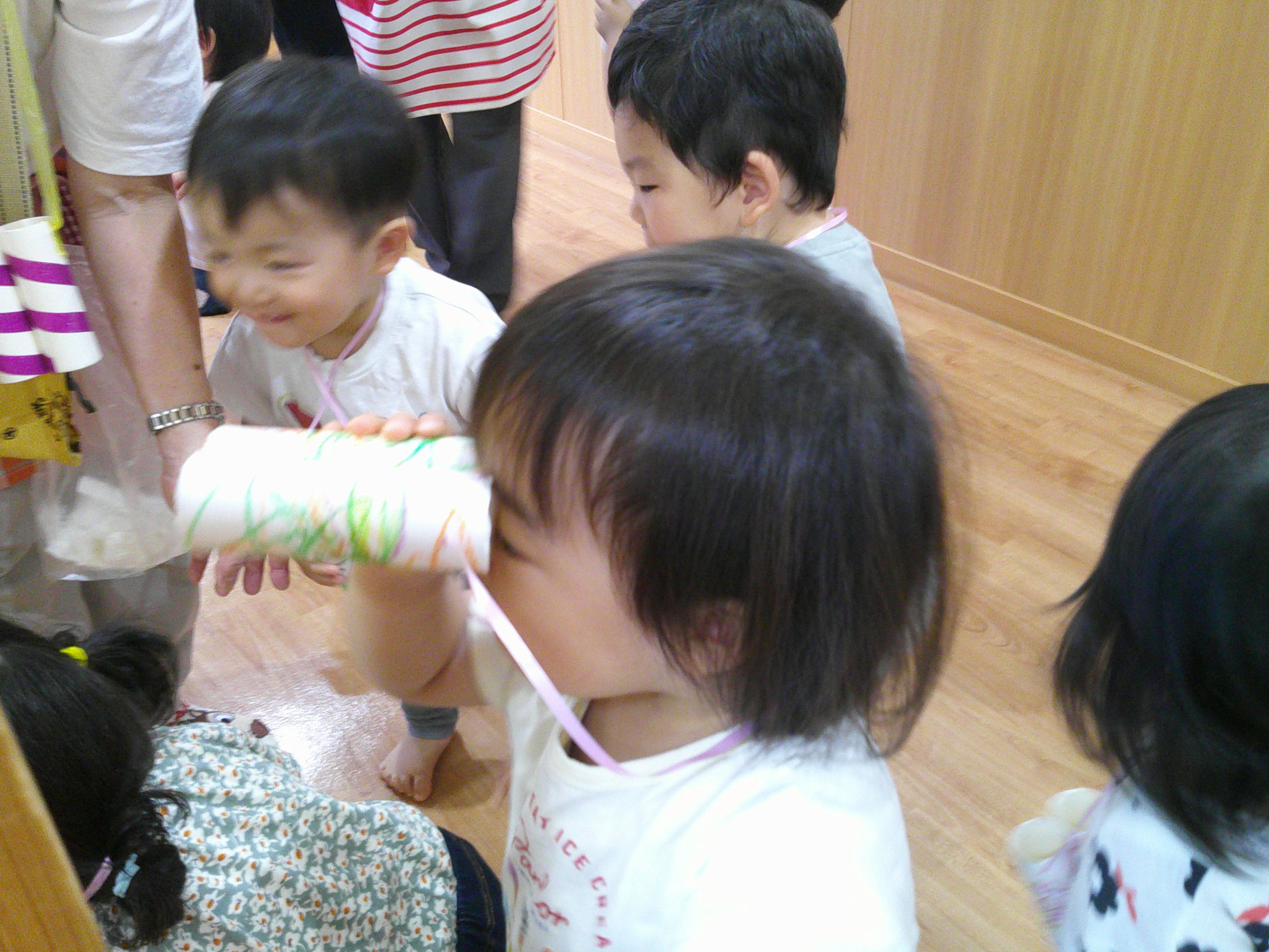 1歳児クラス。手作り望遠鏡をもって保育園探索。なにがみえたかな。