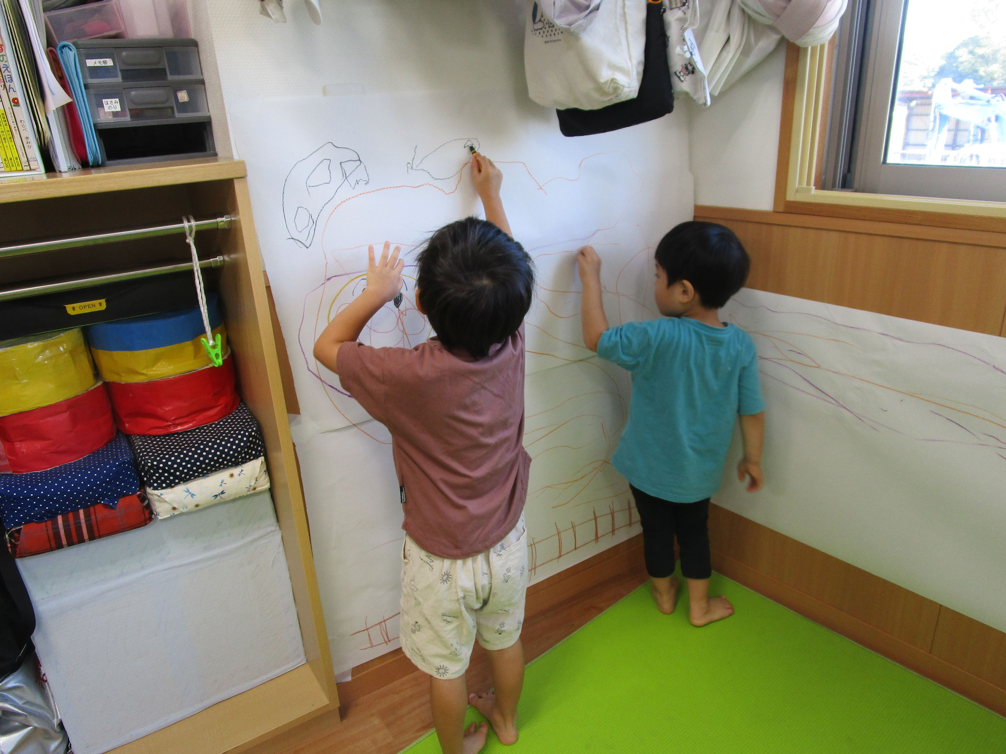 おえかきコーナー　大きい子の真似をしています。