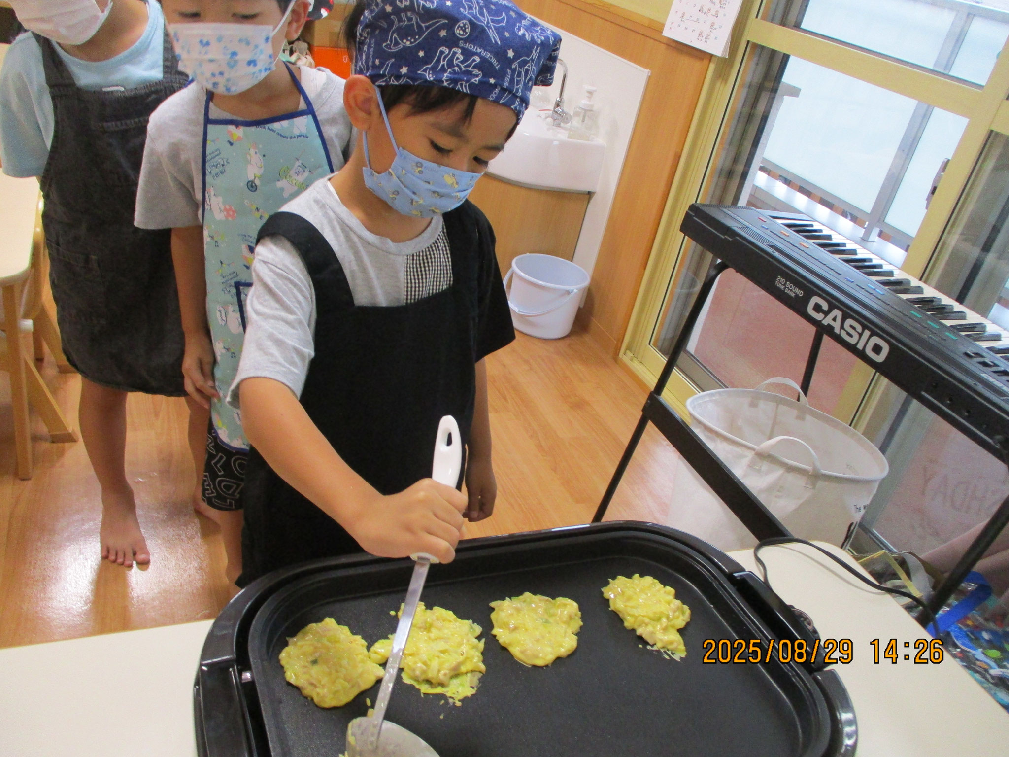 午睡後に午前中に切ったキャベツでお好み焼作り。