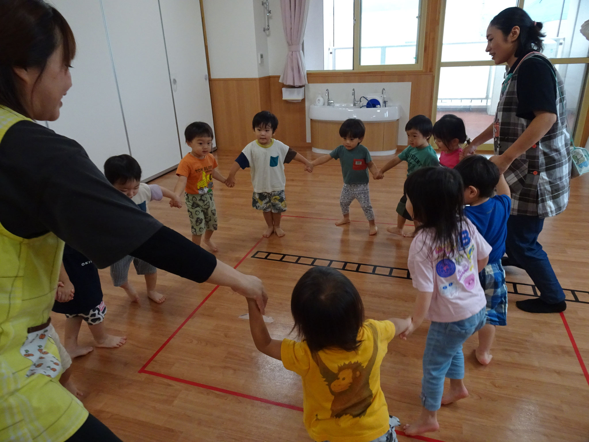 雨降りの二歳児さん。