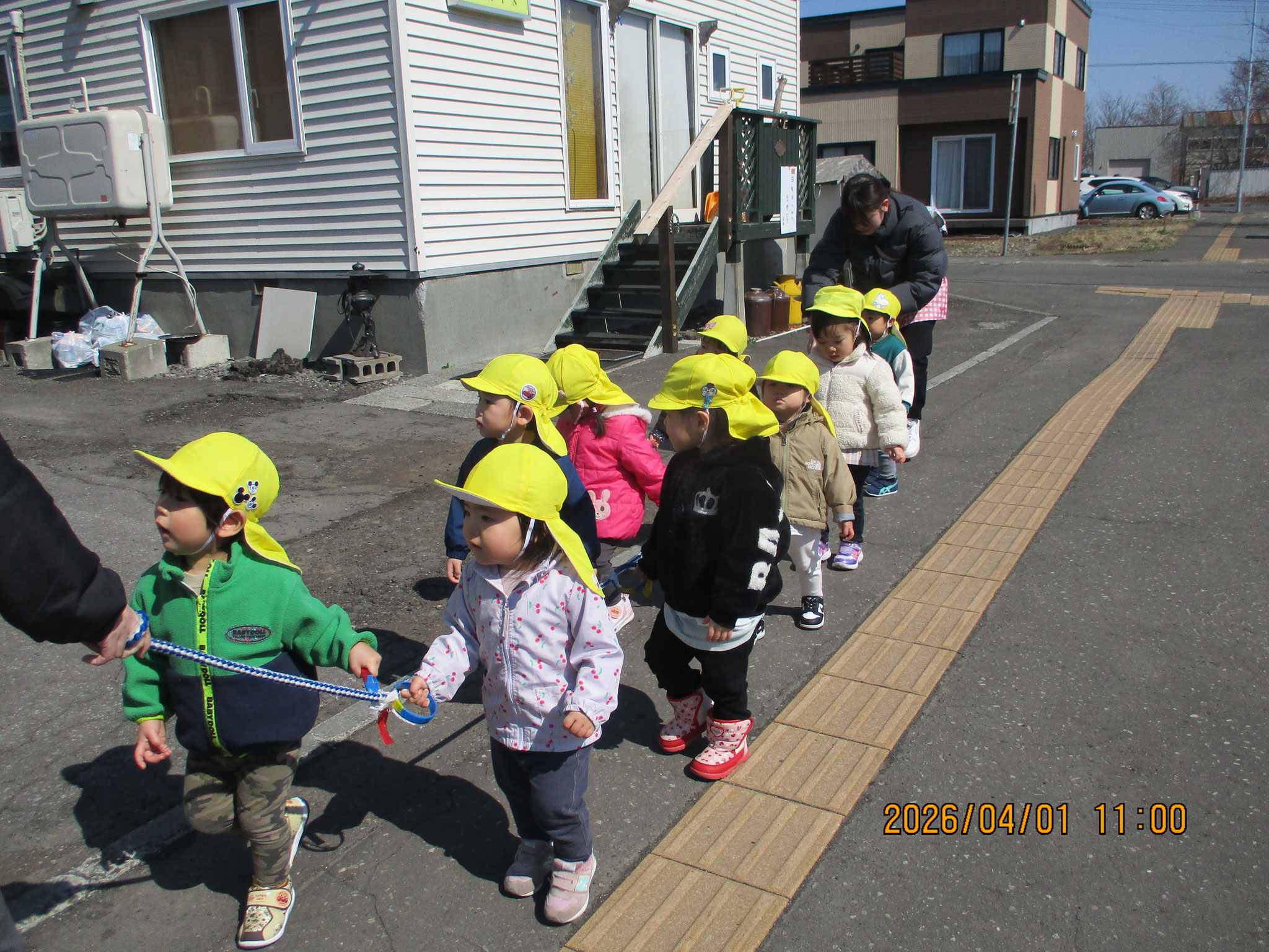 2歳児クラス。お散歩ロープを持って保育園周辺をお散歩。