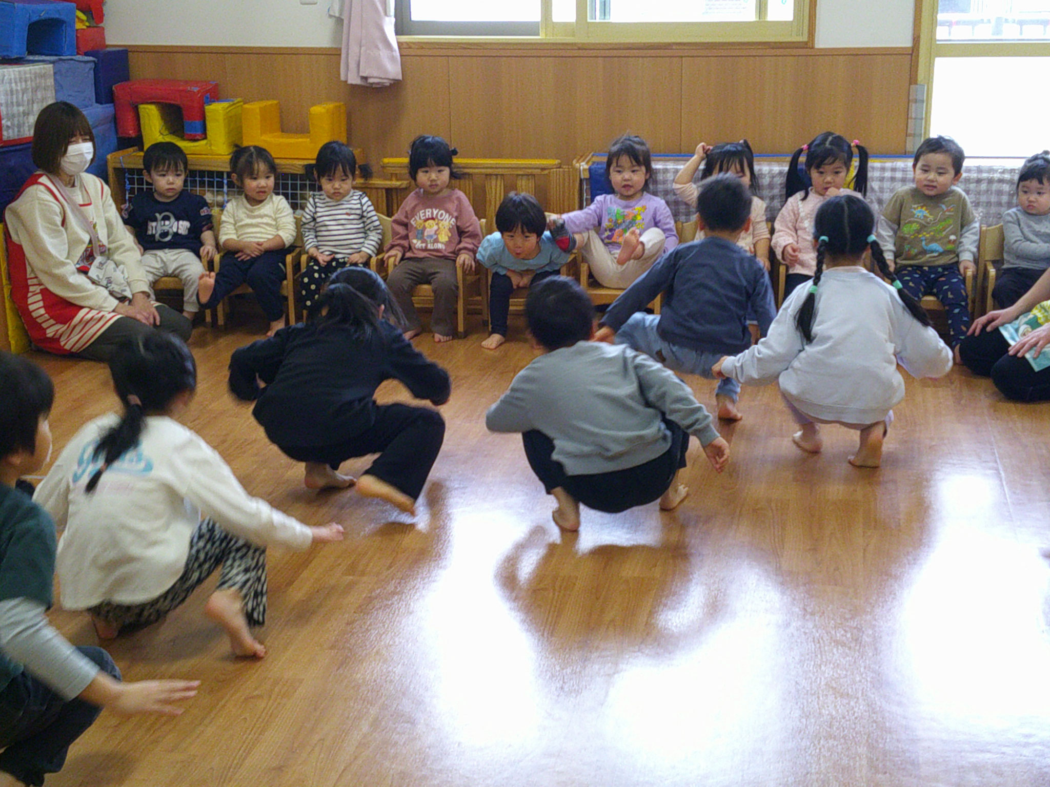 1歳児と年長組との交流。