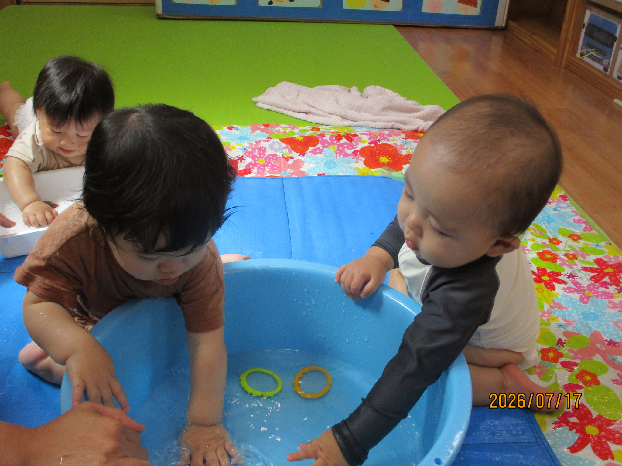 赤ちゃんクラスは室内で「ちゃぷちゃぷ」遊びです。水の感触を楽しんでいました。
