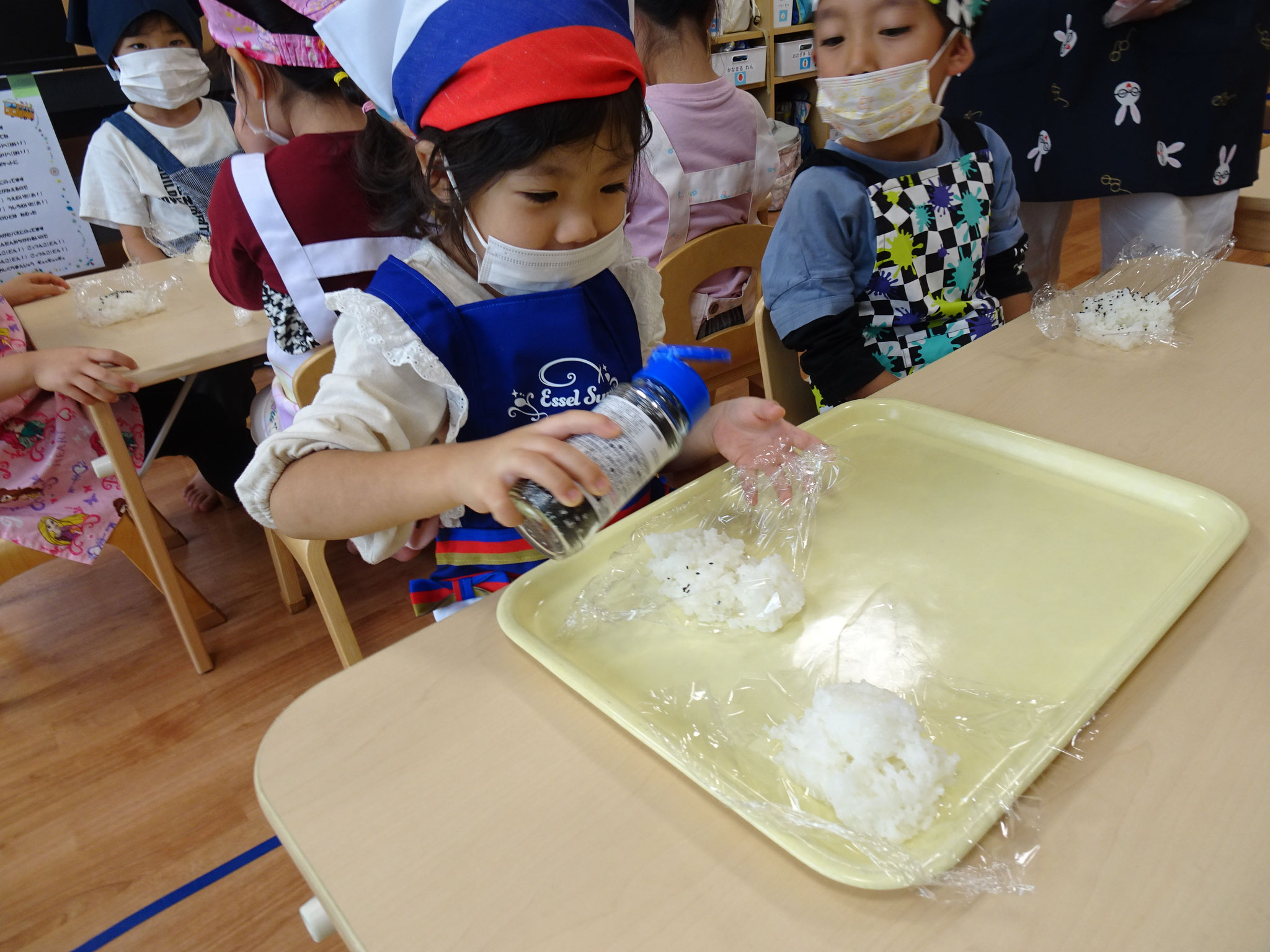 10/9  オンライン食育で送られたお米でおにぎり作り