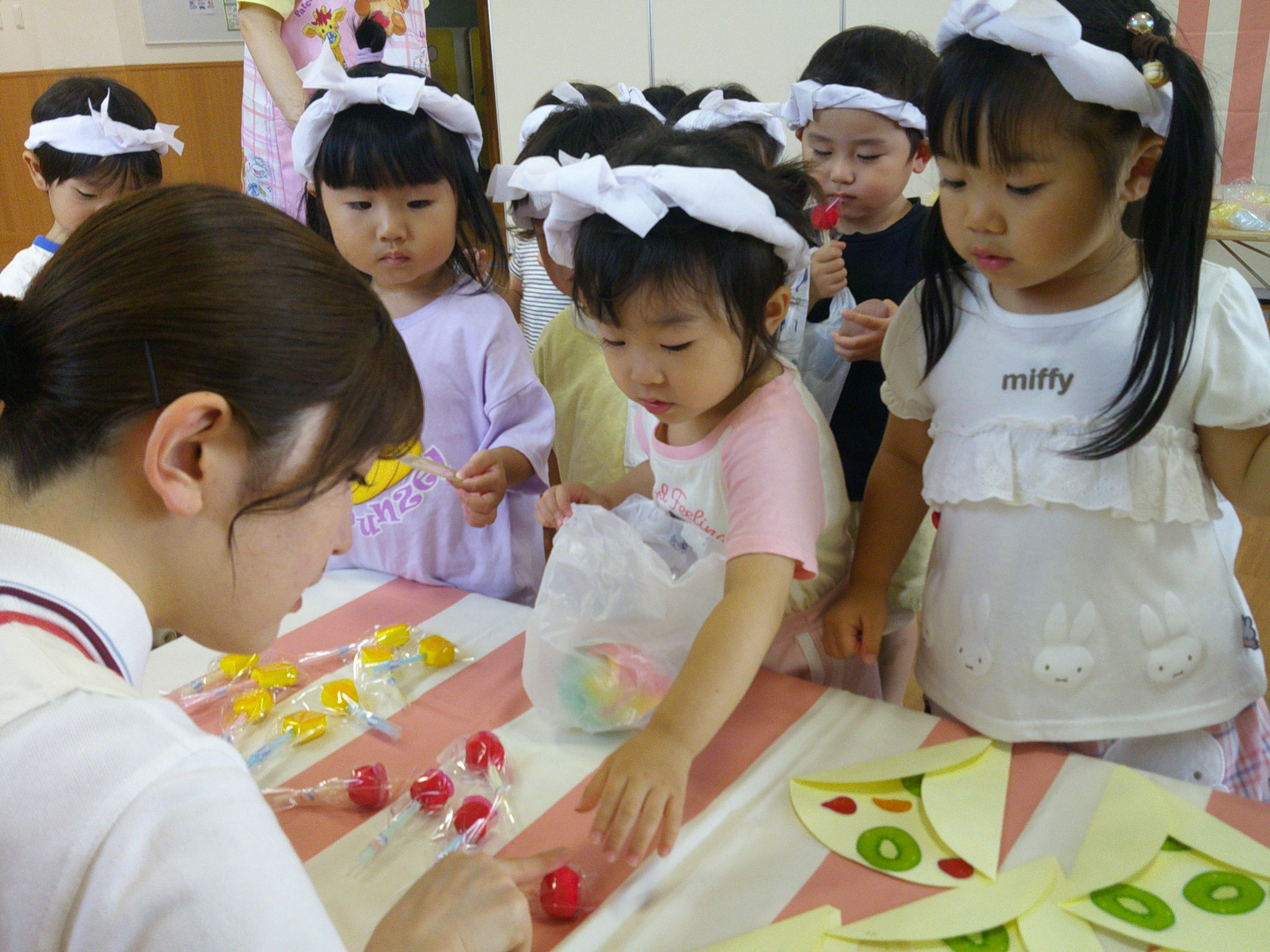 2歳児クラスで「おまつりごっこ」を開催しました。