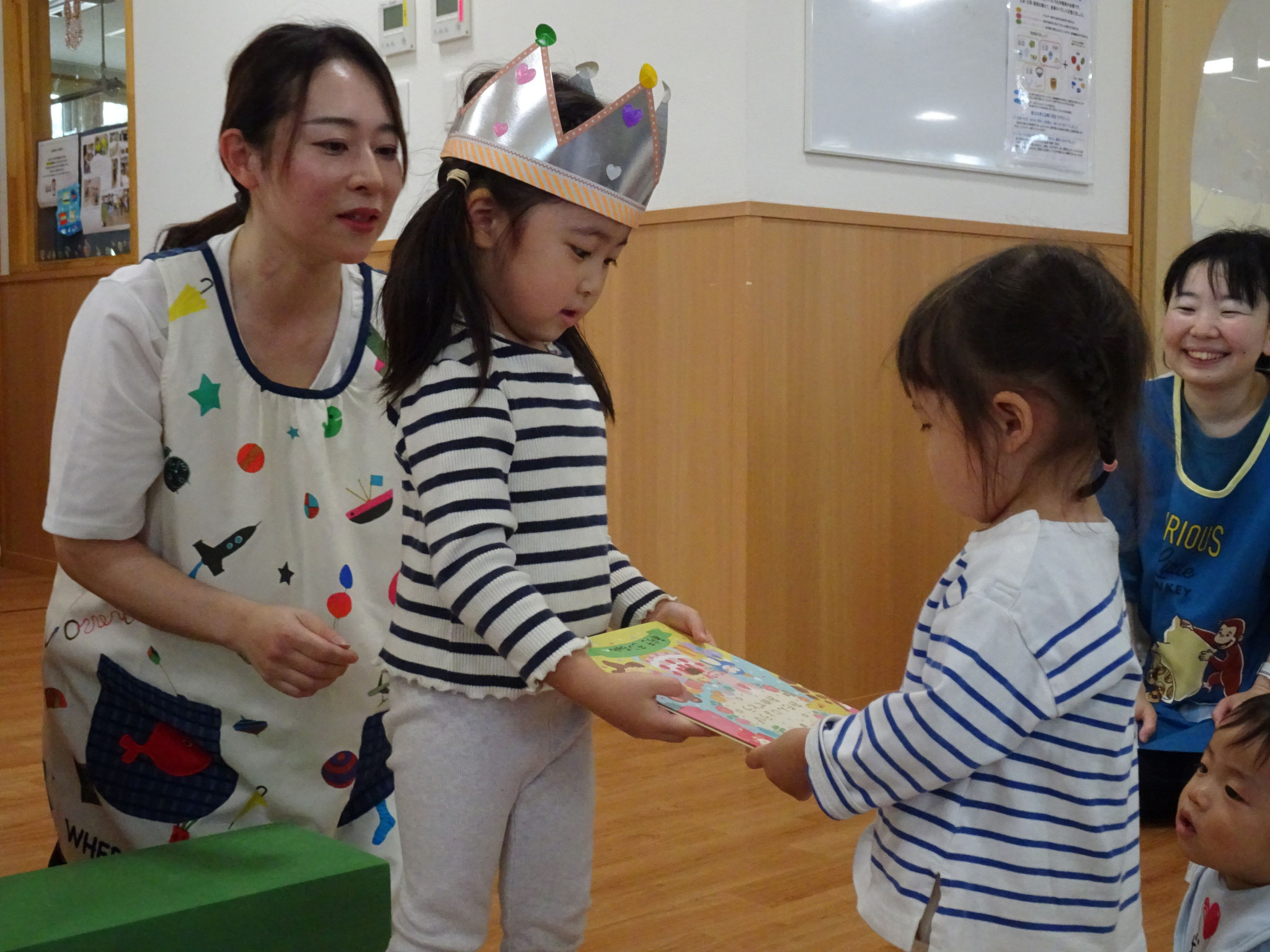 お誕生カードは兄妹や担任からもらいました。