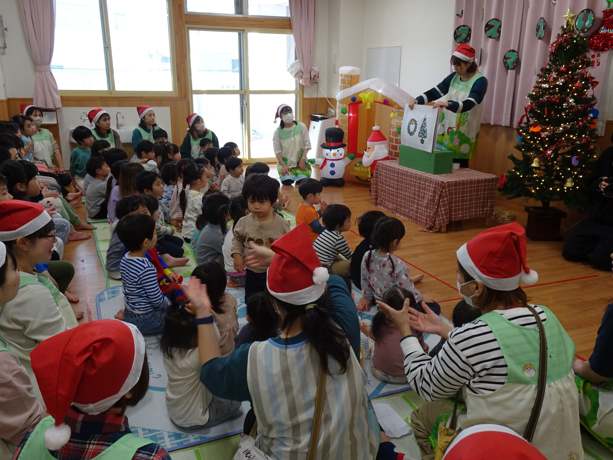 保育園のクリスマス会でした。先生たちもサンタ帽子をかぶってクリスマスの雰囲気になっています。