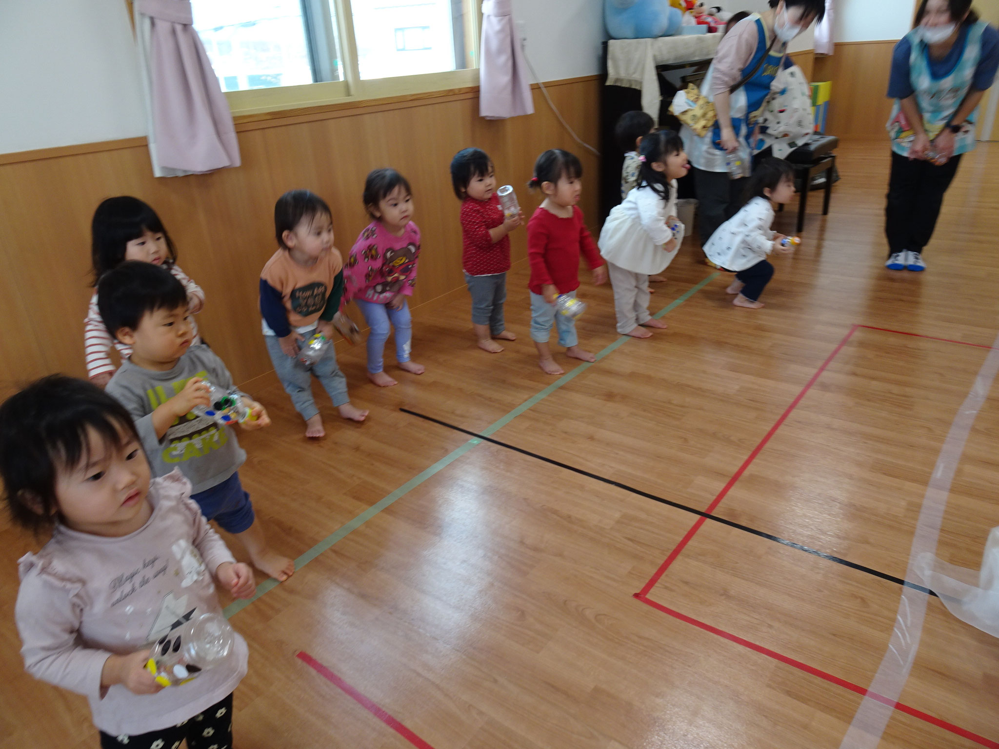 １歳児さんは手作りマラカスで音を奏でていましたよ。
