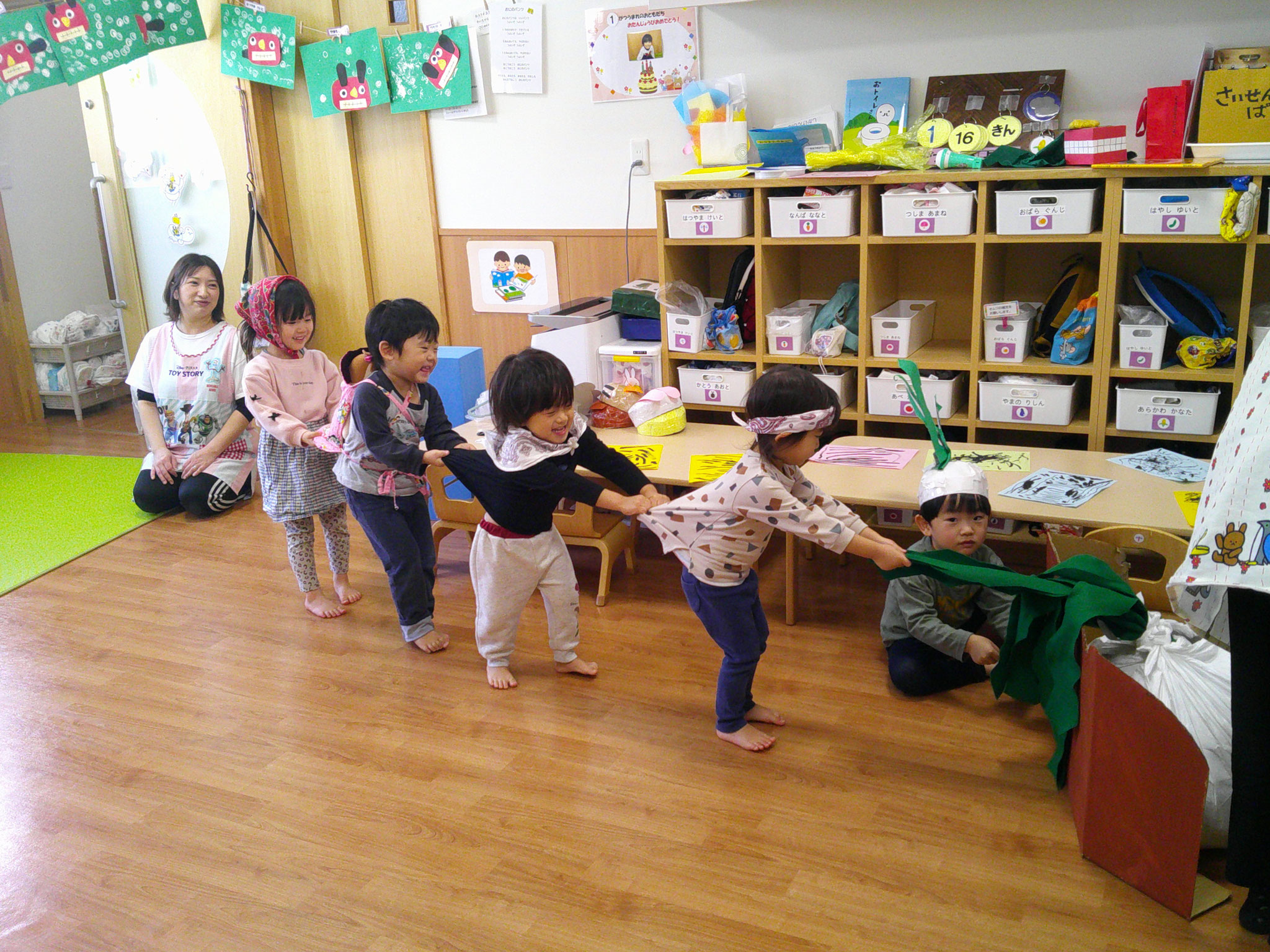「おおきなかぶ」ごっこ。「うんとこしょどっこいしょ」がんばれ！がんばれ！