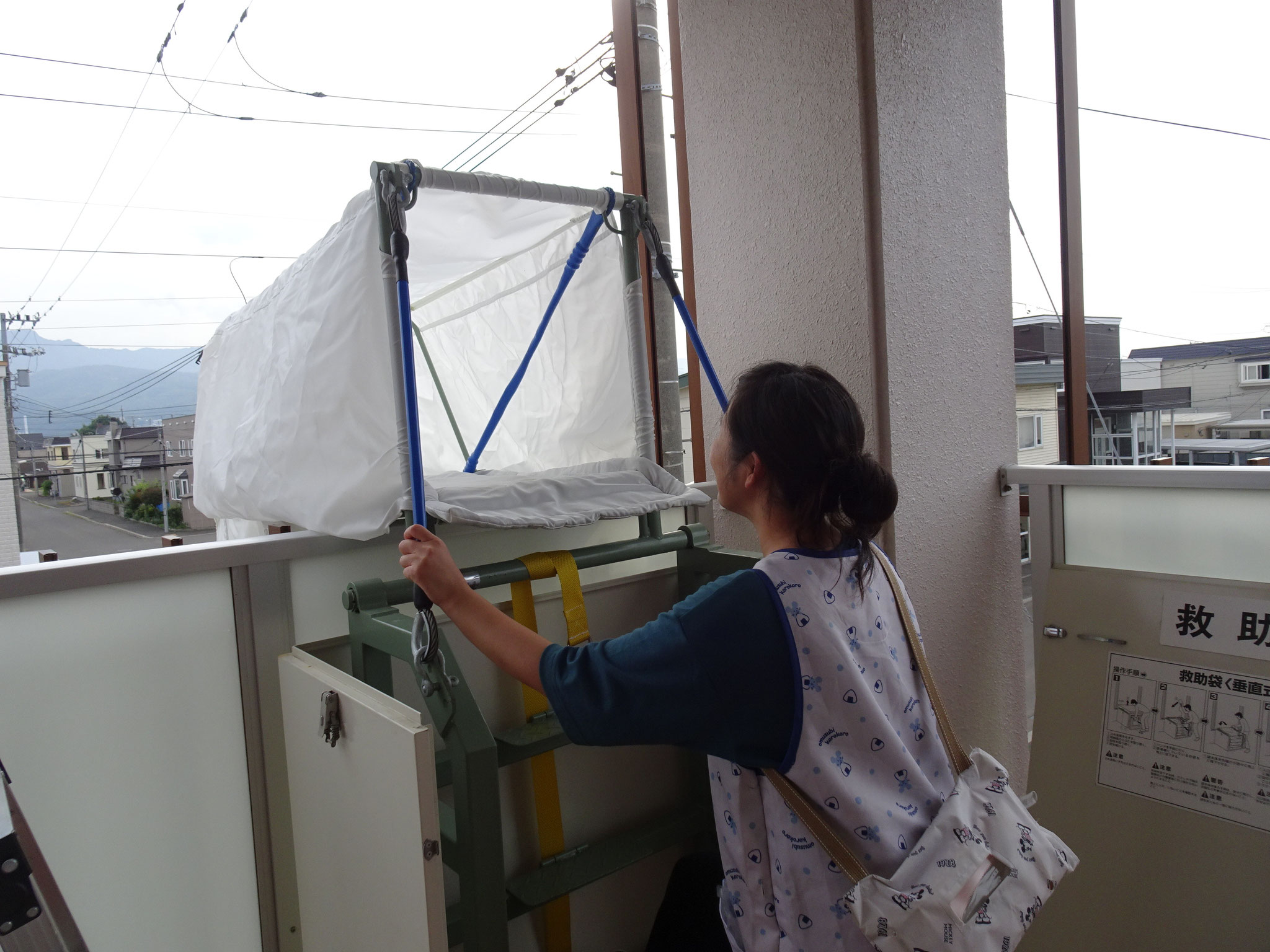 救助袋からの避難訓練を行いました。