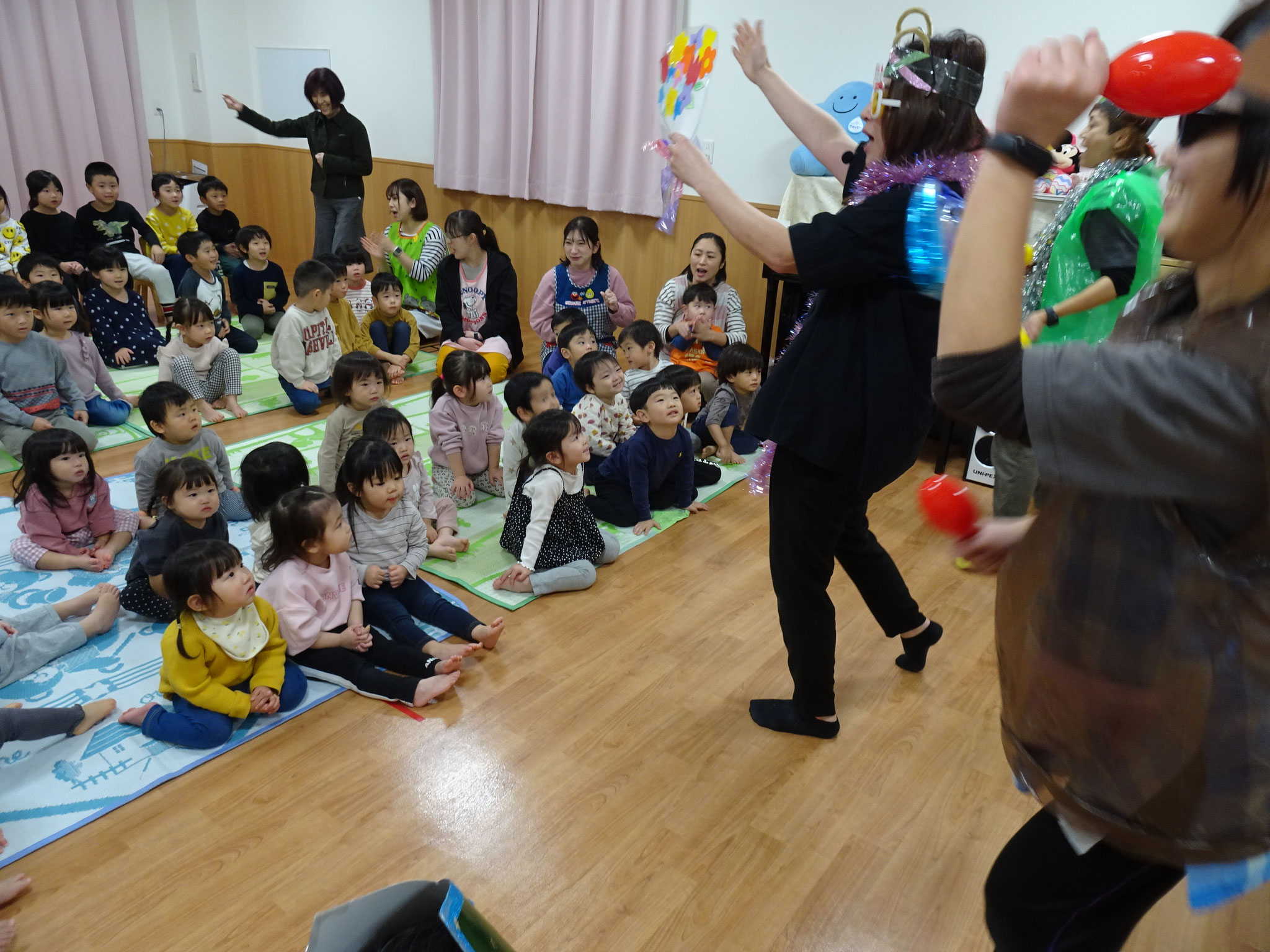11月のお誕生会です。風邪の為、10月のお誕生会に参加できなかった子も加わりました。