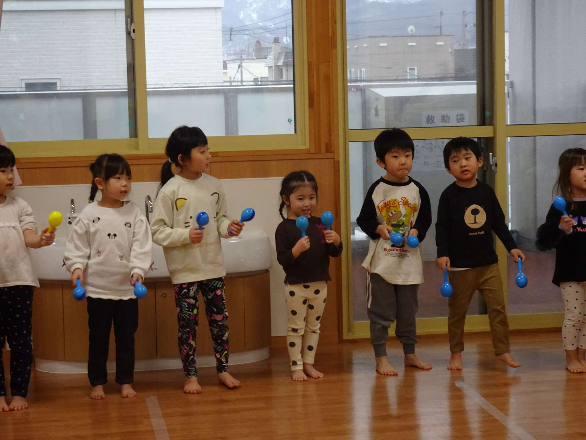 幼児クラスのクリスマス会　あわてんぼうのサンタクロースを歌いました。