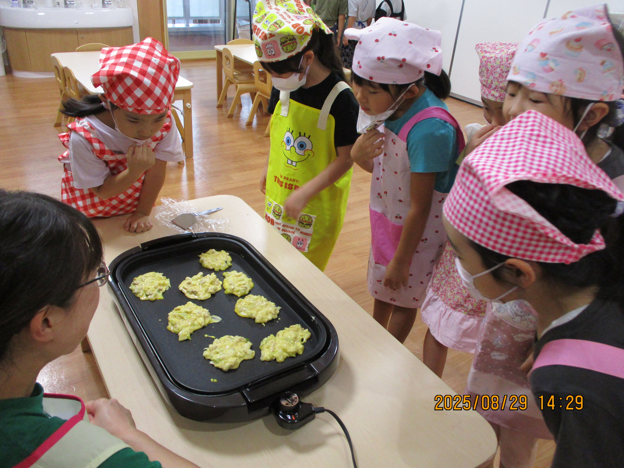 お好み焼のいい匂いが保育園の中にいっぱい広がっていました。
