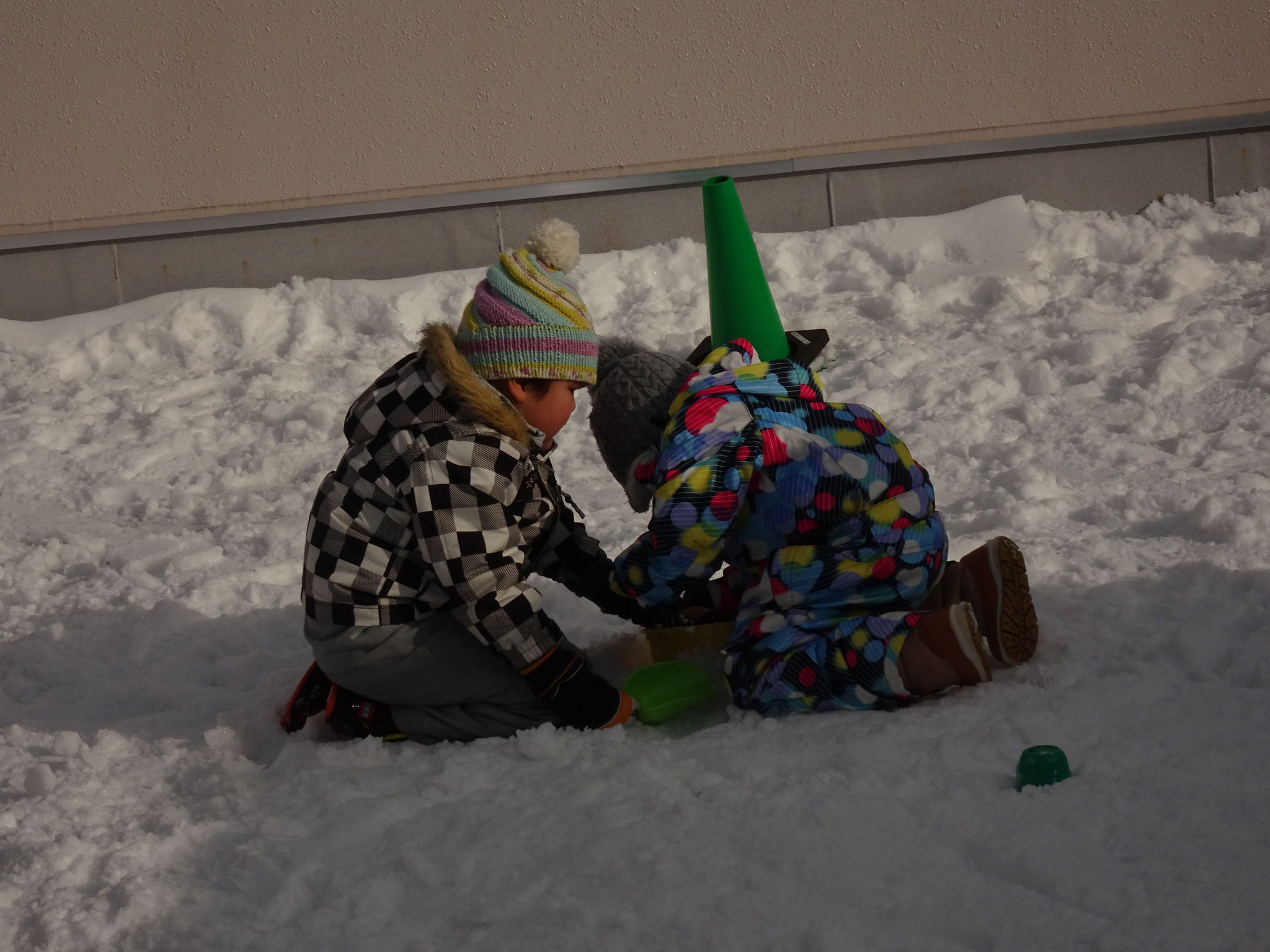 1/4 うさぎ組きりん組ぞう組　屋上で雪遊び