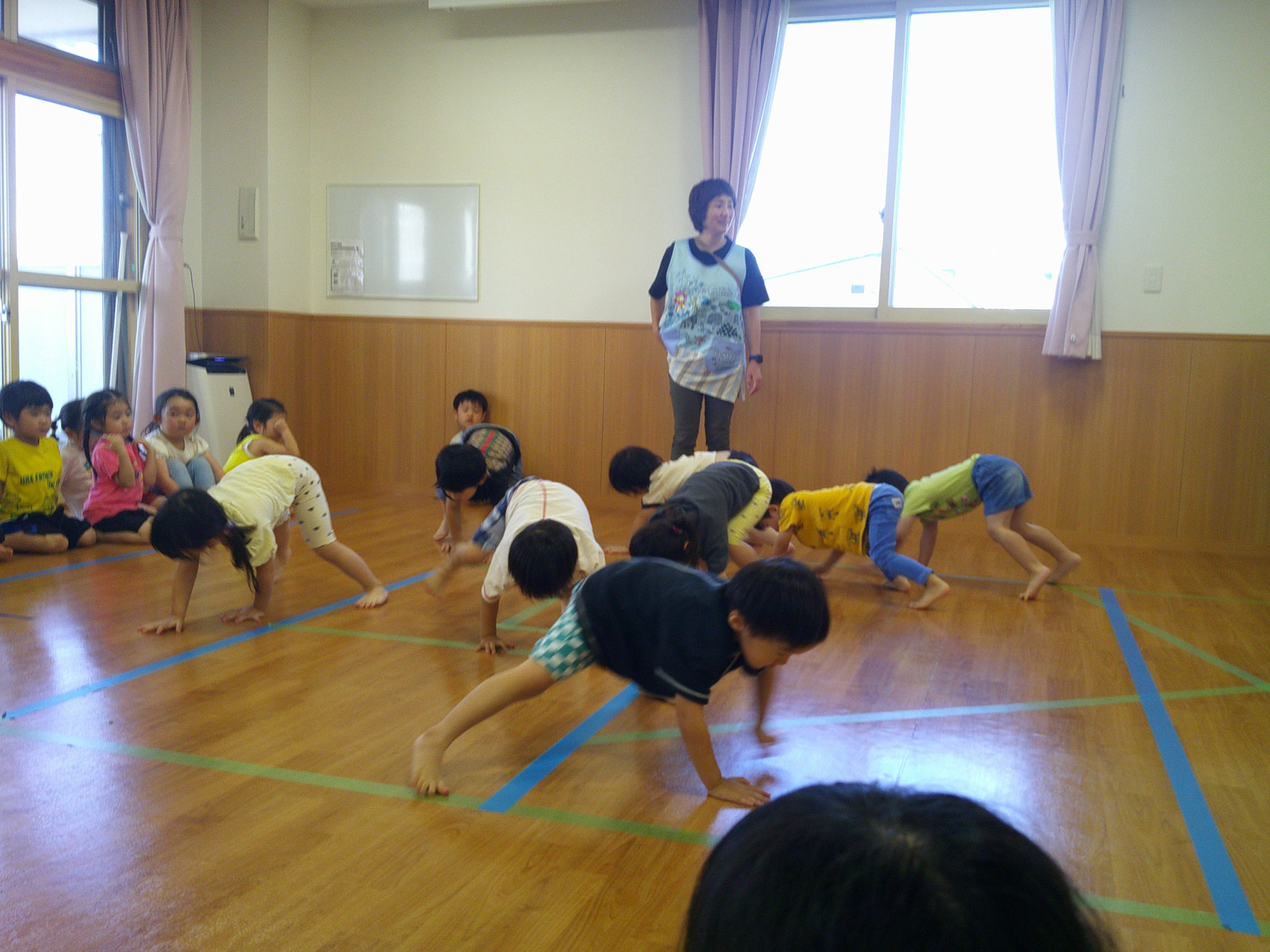 異年齢活動らしく刺激をもらいながらピアノの音に合わせて体を動かしていました。