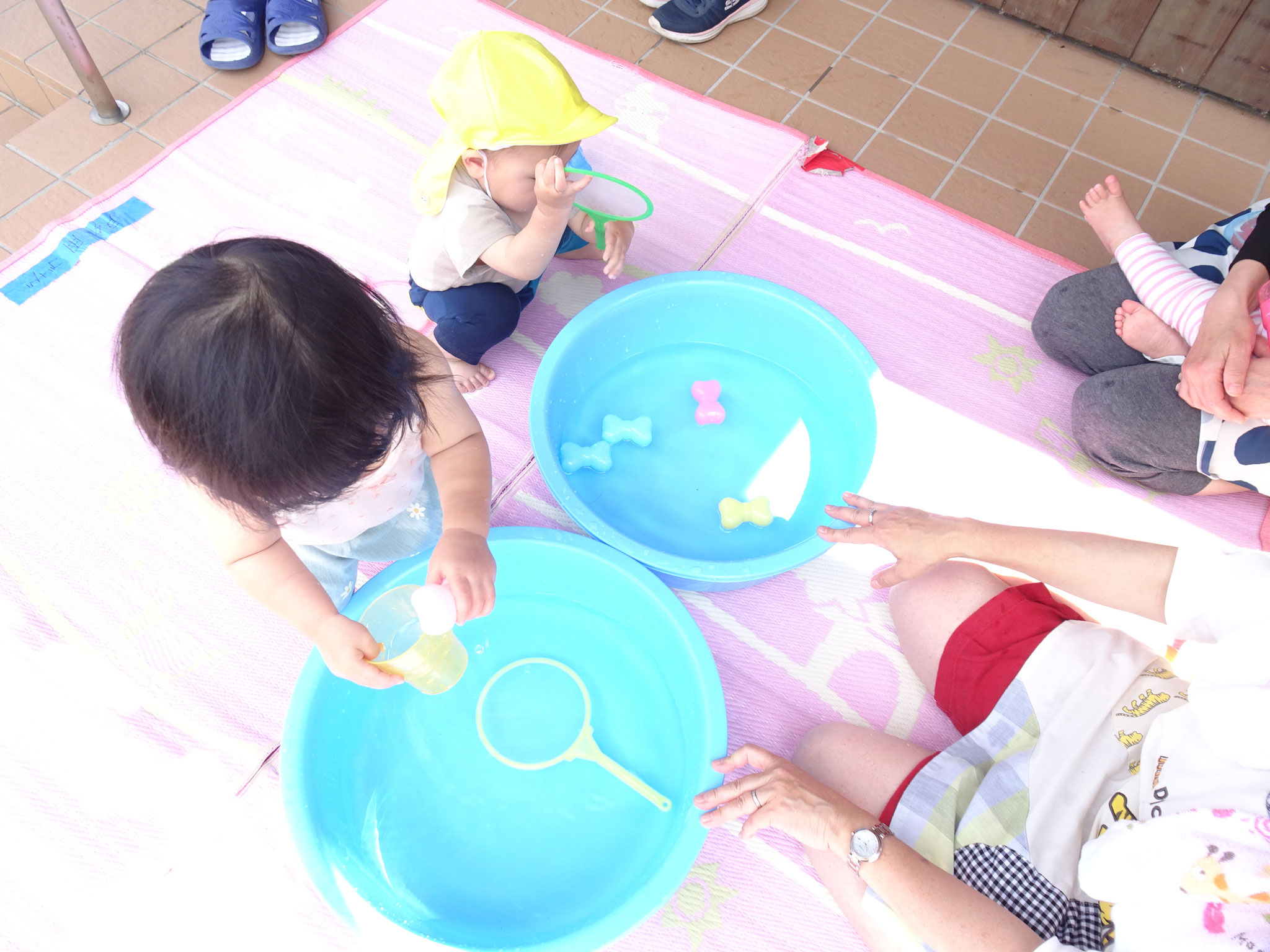 7/5 ひよこ組　玄関で水遊び