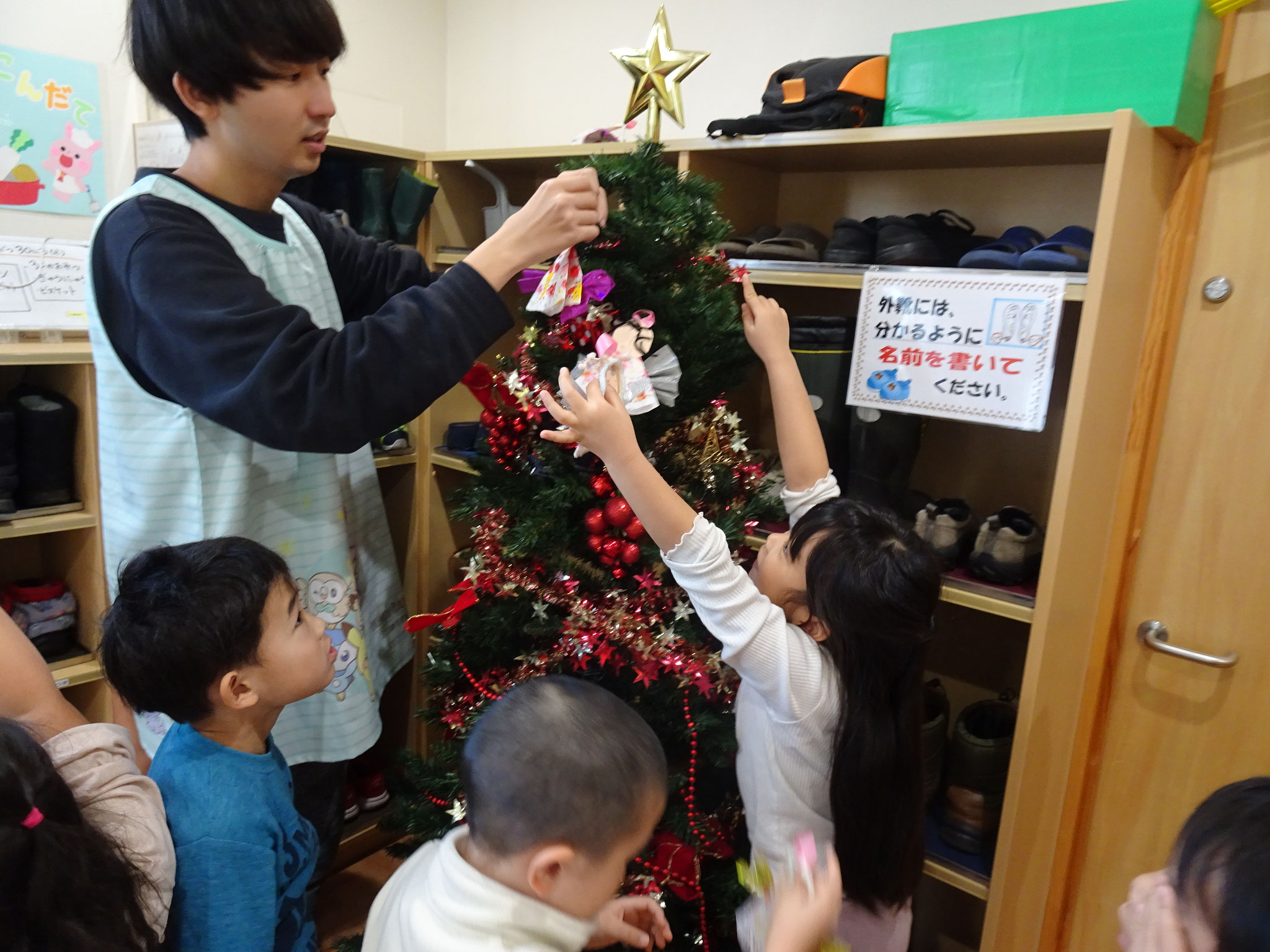 12/2  クリスマスツリーの飾りつけ