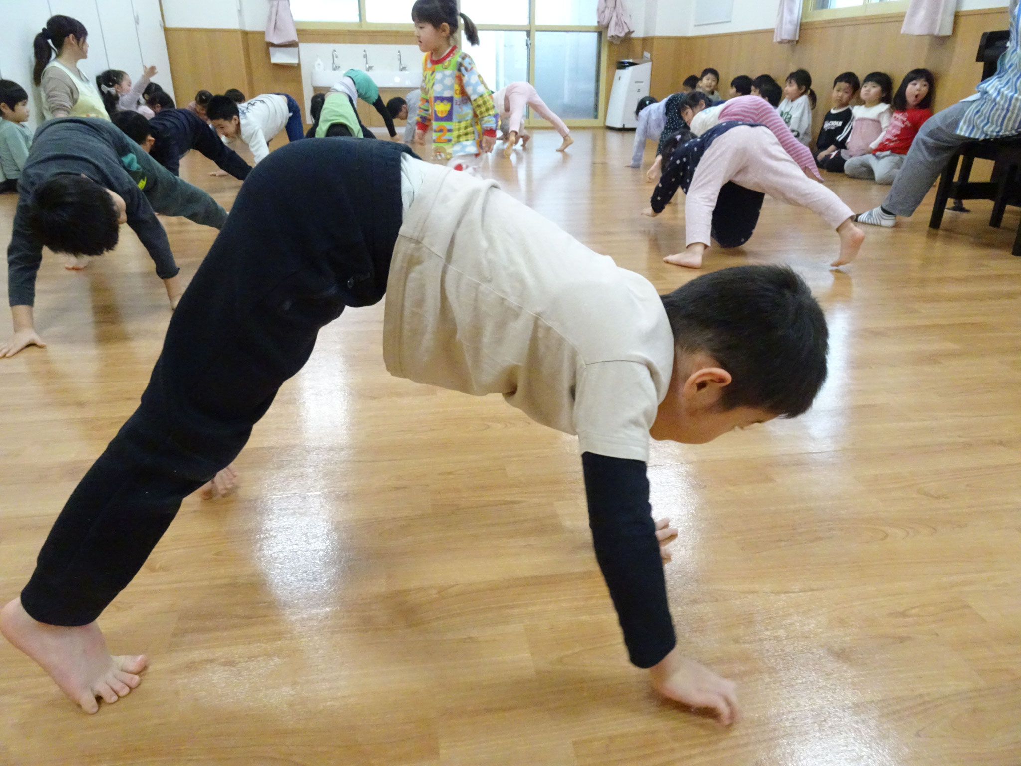 午後の活動前に運動リズム遊び。