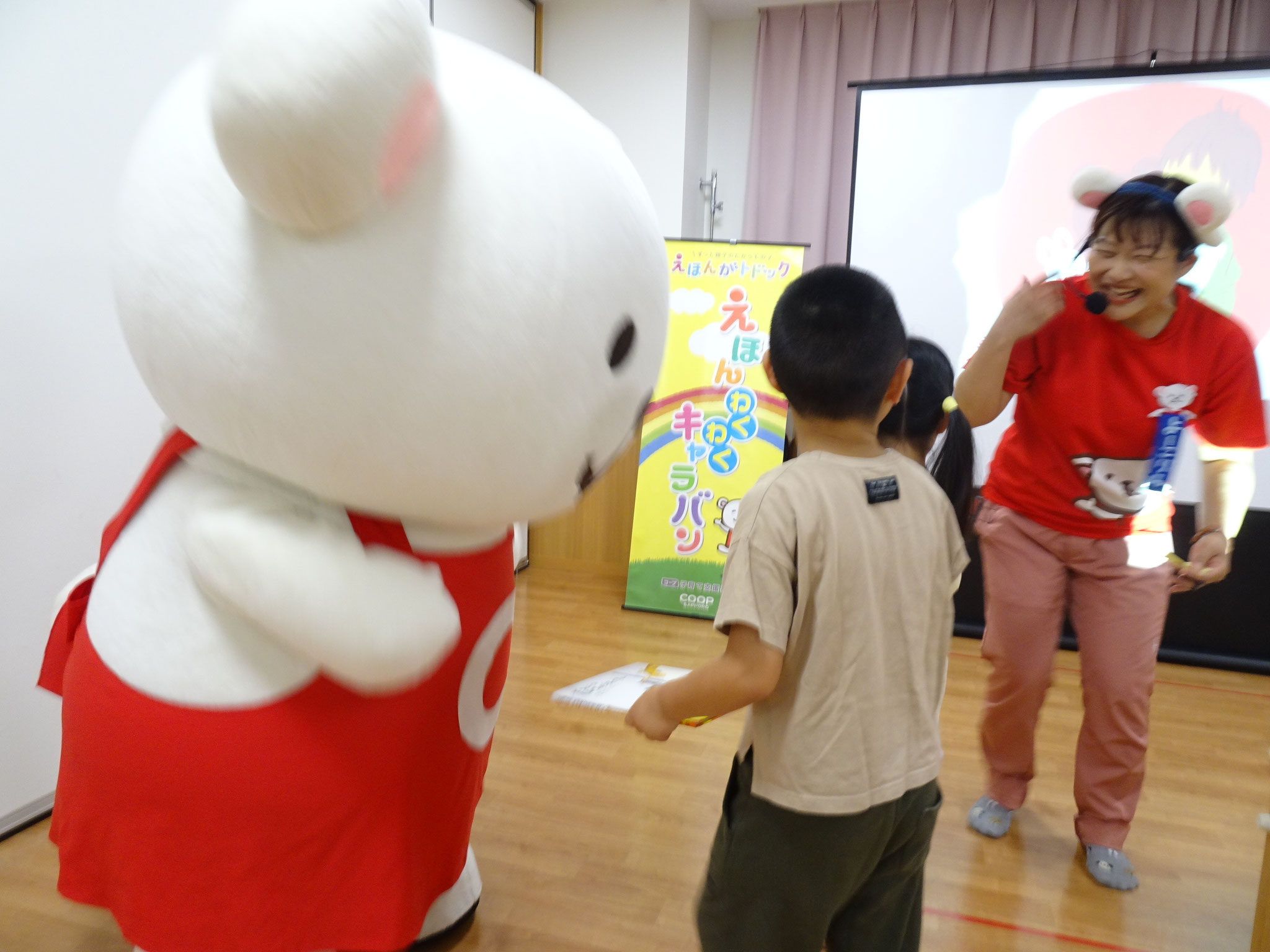 みんなで「トドックダンス」を踊ったり、絵本の読み聞かせを楽しんだり、プレゼントをいただいたり。