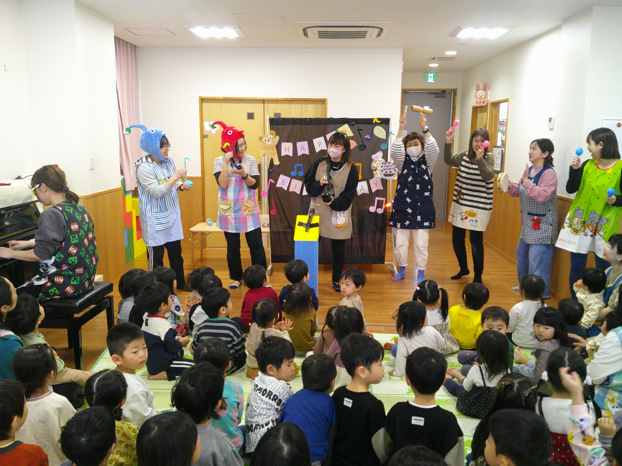 お楽しみ会は先生たちからの楽器演奏。みんなでうたって盛り上がりました。