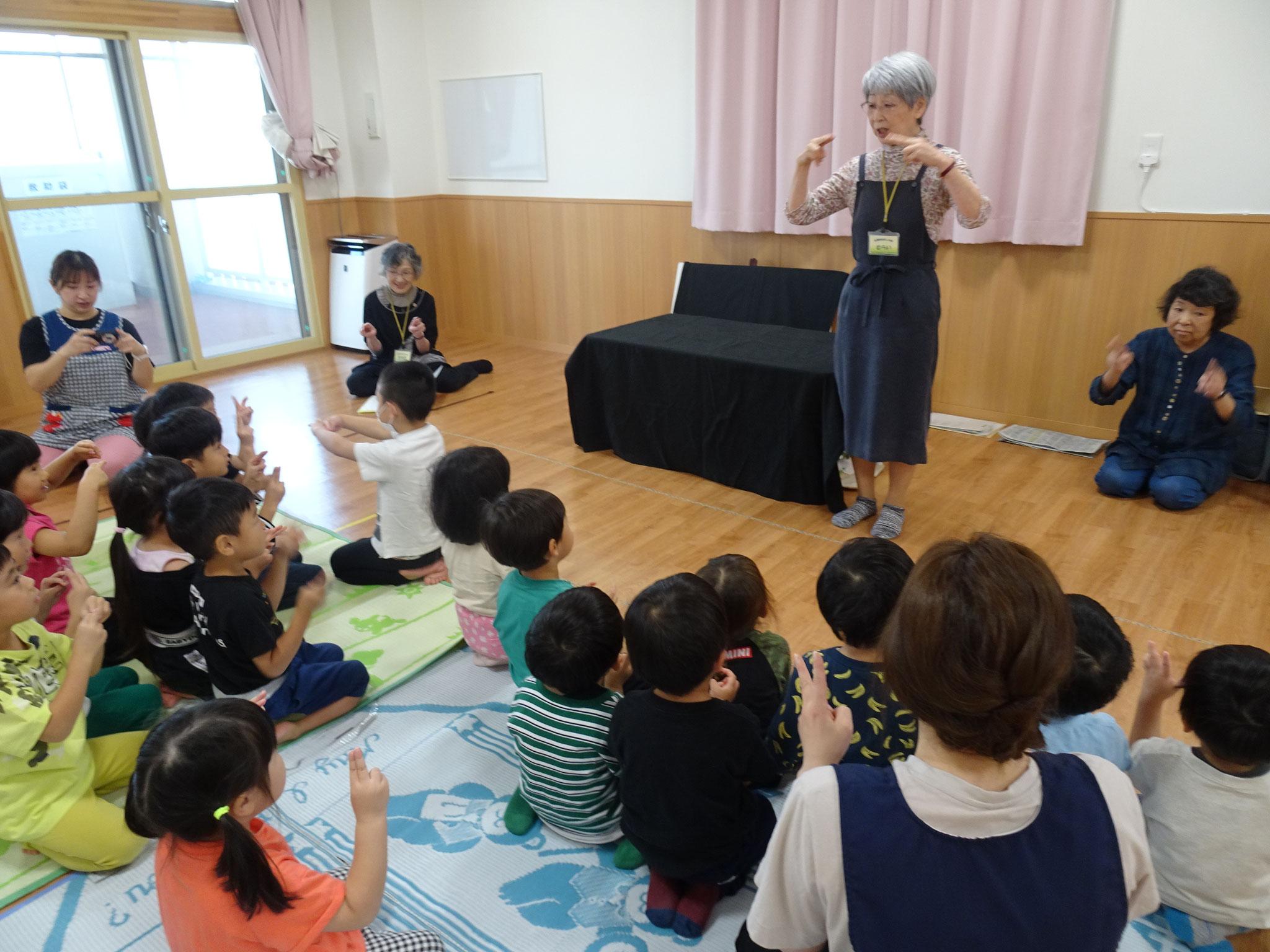 6/7 きりん組ぞう組　おはなしの会「たけのこめだした」