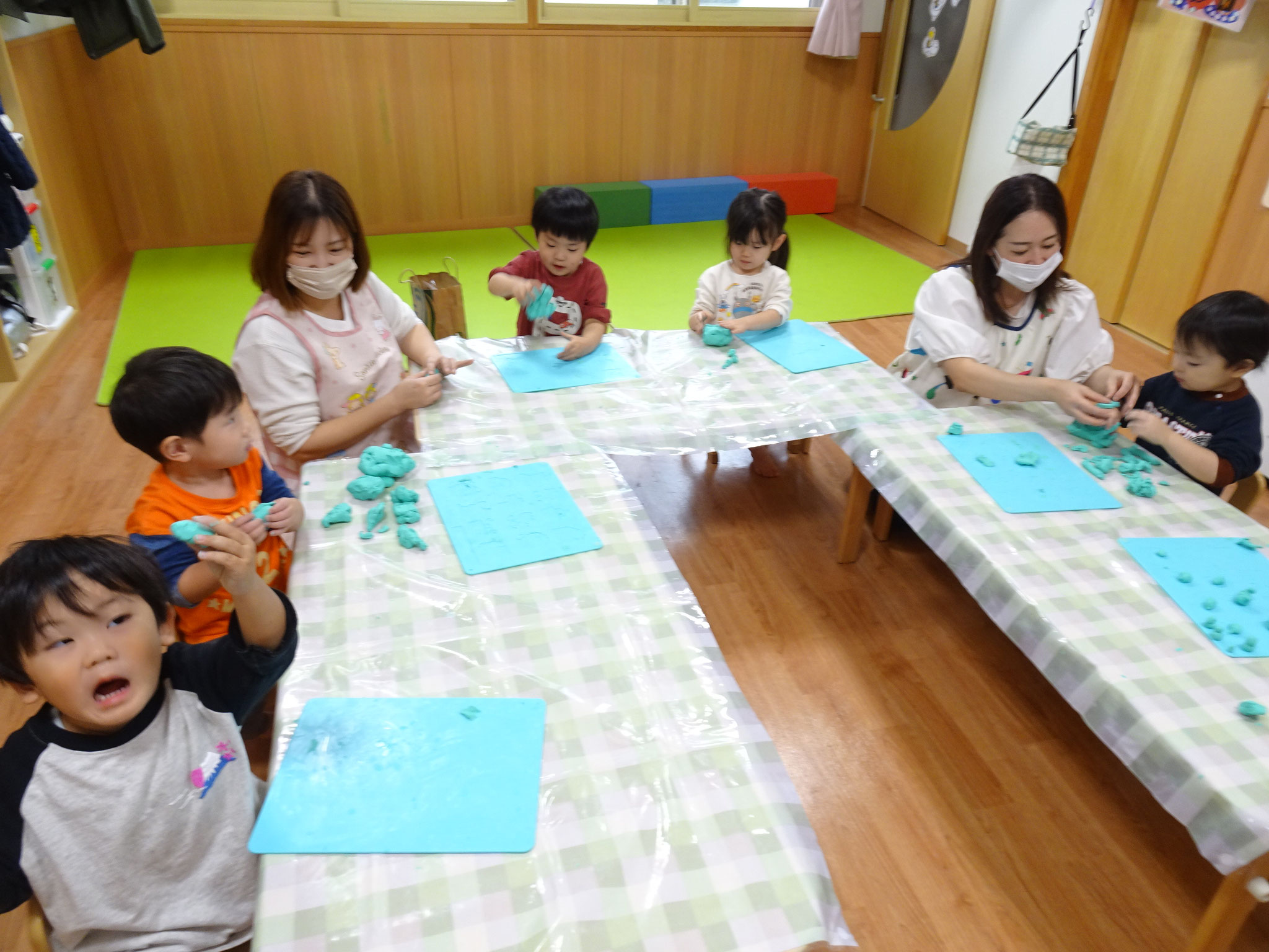 2歳児クラスは粘土で好きな物を作って見せてくれましたよ。