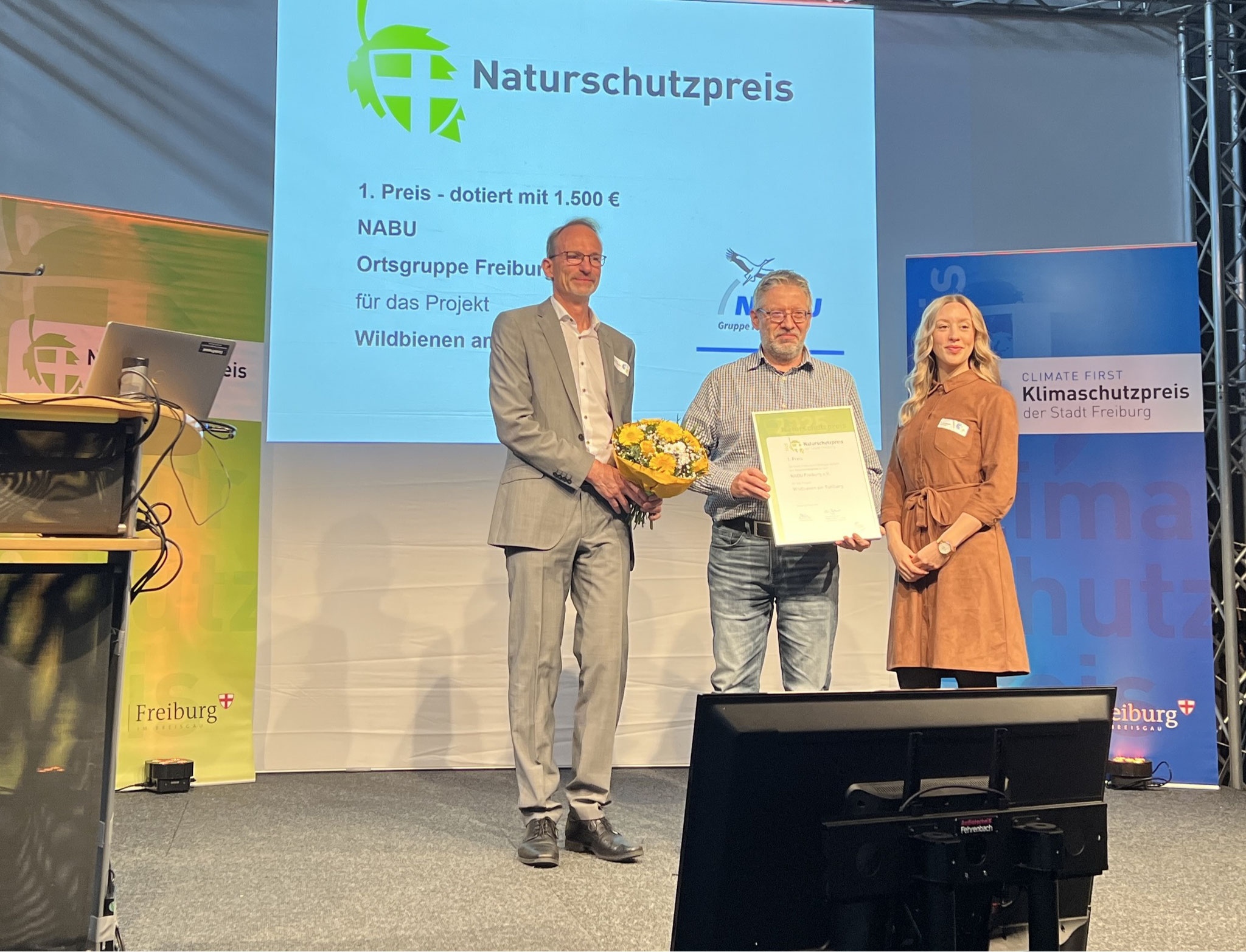 Übergabe der Urkunde; Foto: NABU/Jutta Dieffenbacher