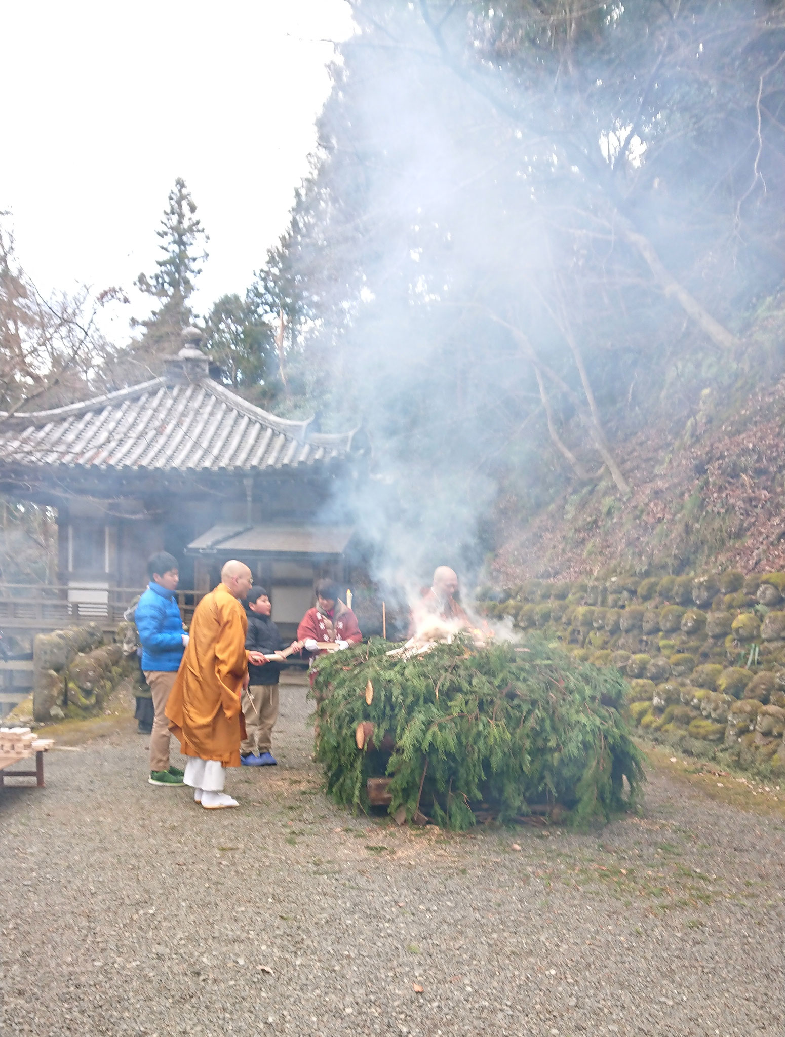 羅漢さまも煙たいようです。