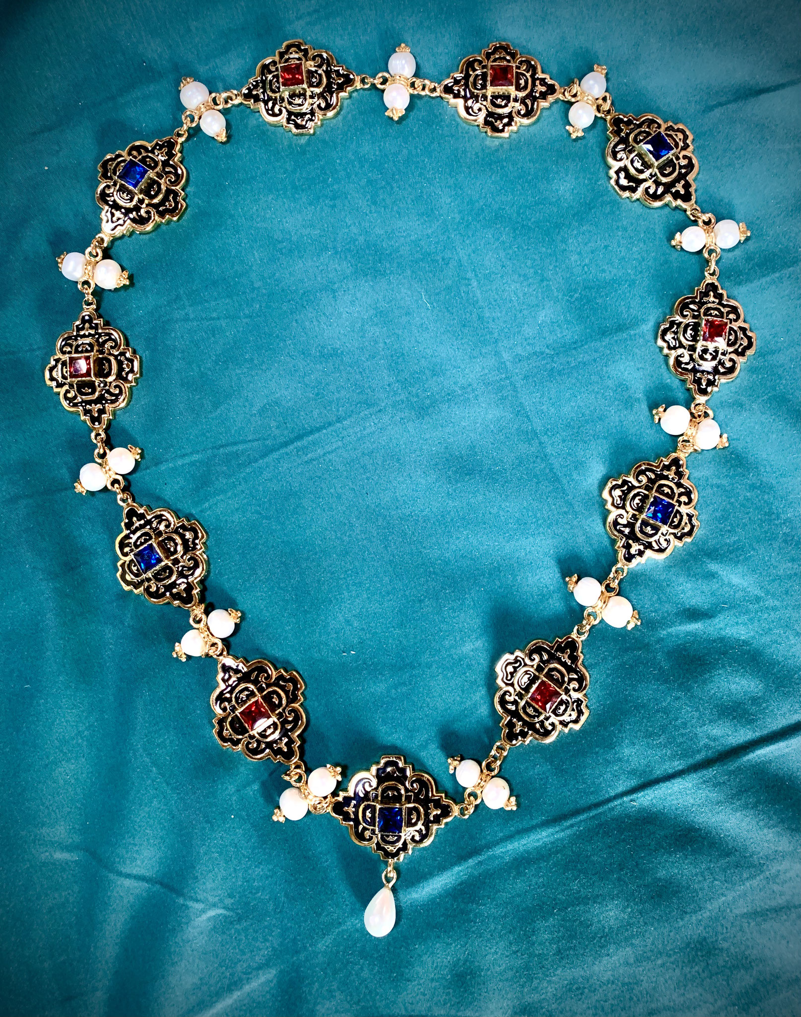 Collier féminin d'Eléonore de Tolède - 395 euros