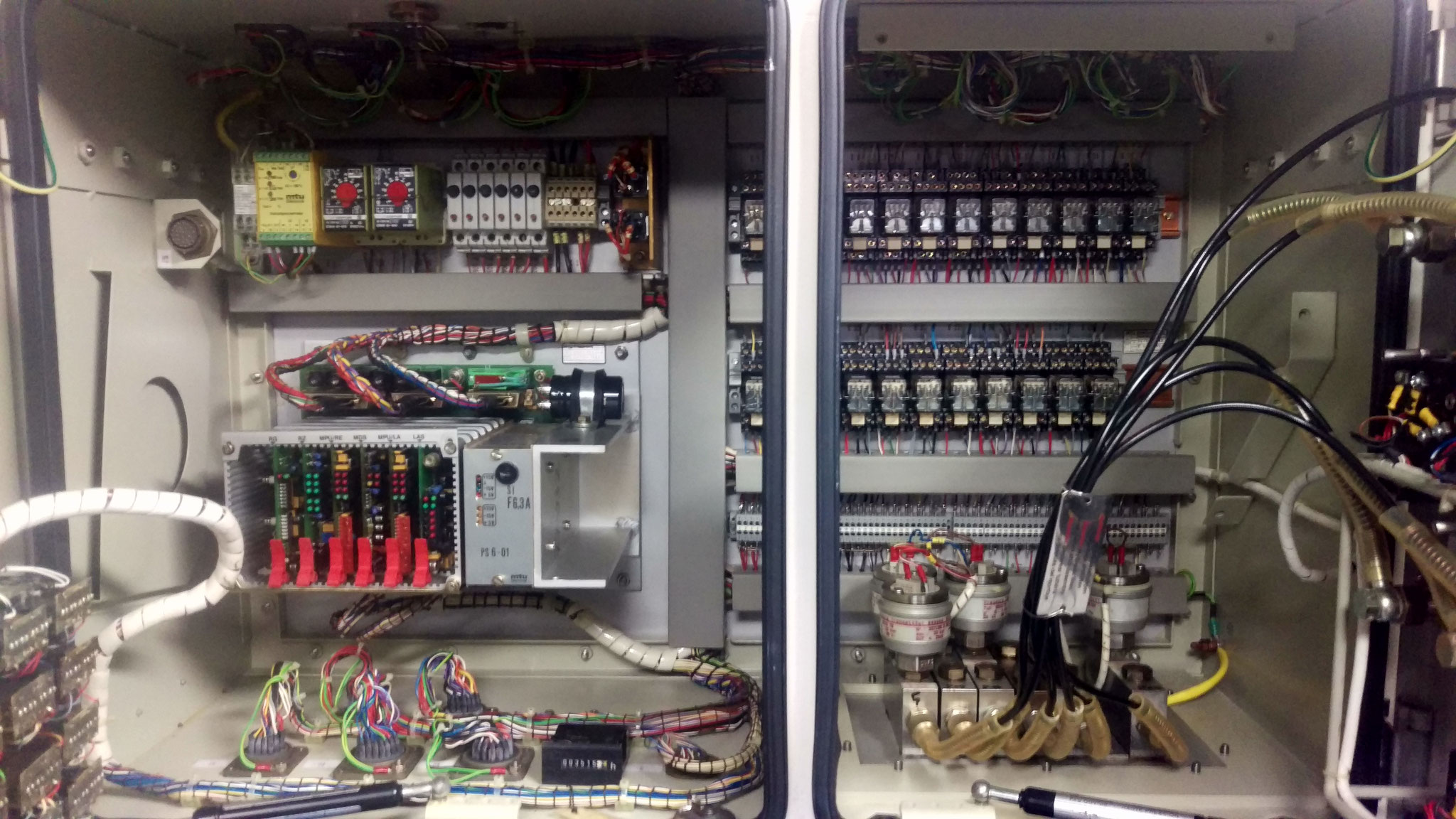 Old electronic with R-082