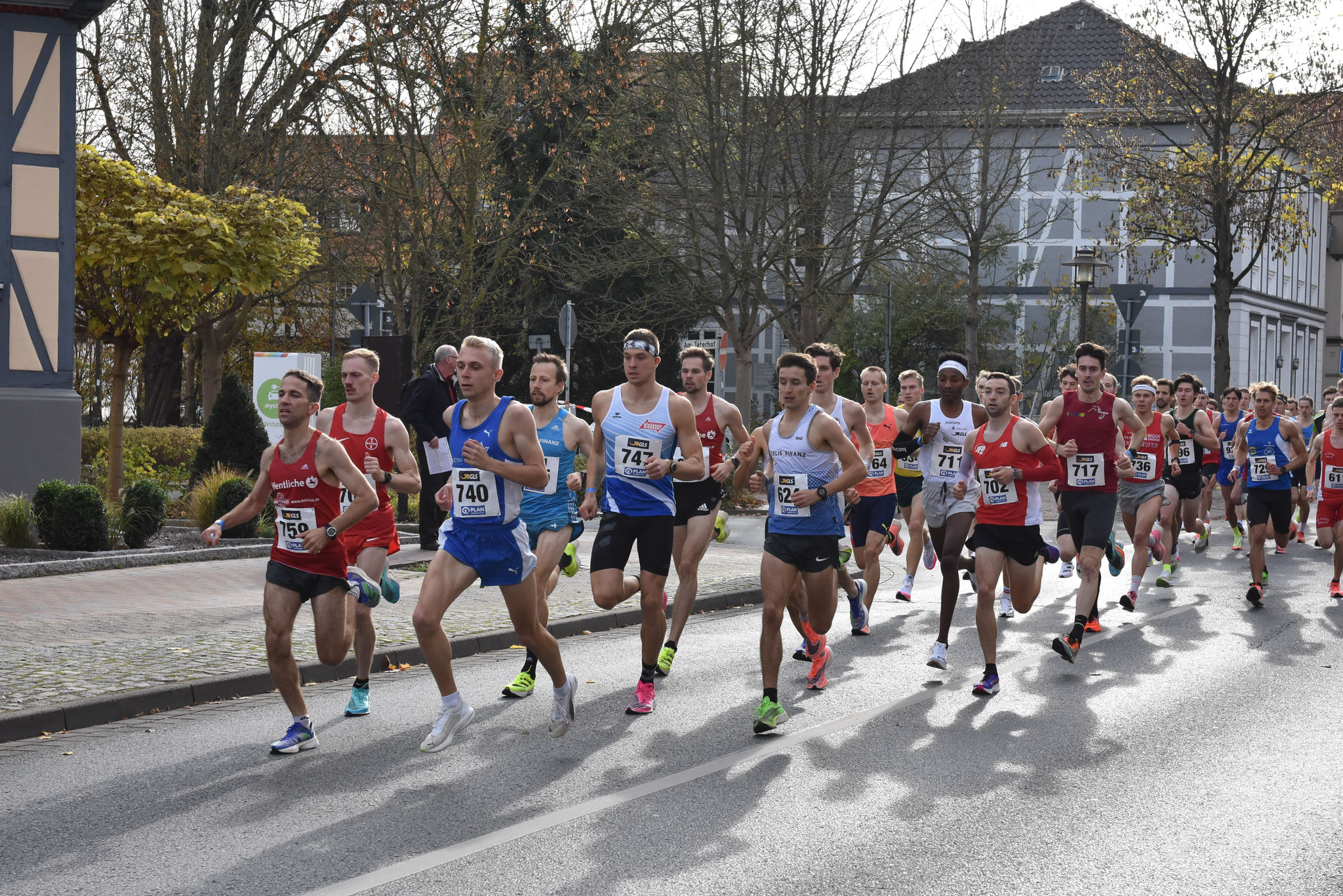 Start der Männer: Mit der 740 Nils Vogt, der 28:45min das Rennen gewann