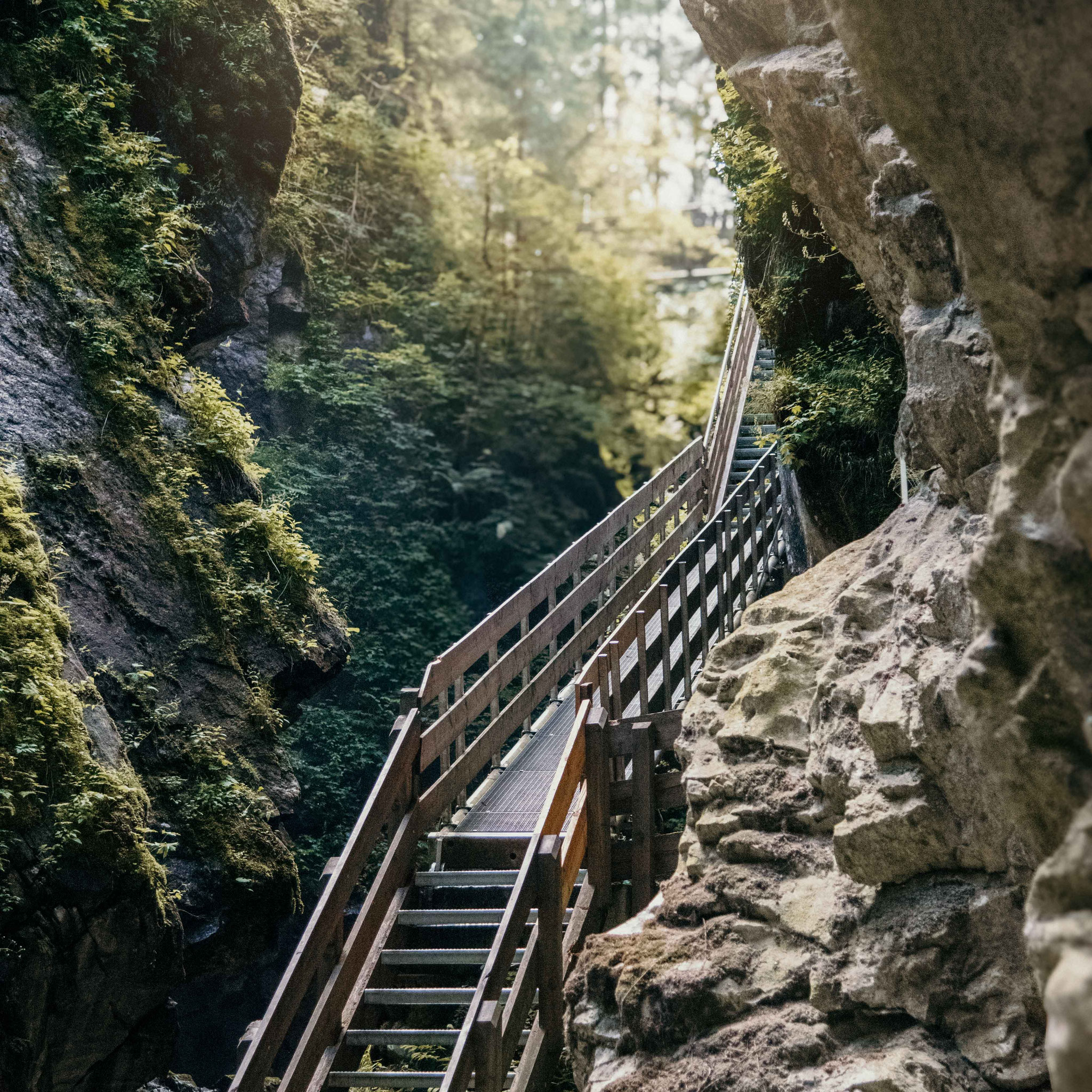 Die Gilfenklamm in Ratschings – ein Naturwunder der Extraklasse! Diese beeindruckende Schlucht gehört zu den faszinierendsten Sehenswürdigkeiten Südtirols. Raue Felsschluchten, kraftvolle Wasserfälle und atemberaubende Holzstege sorgen für ein unvergessli