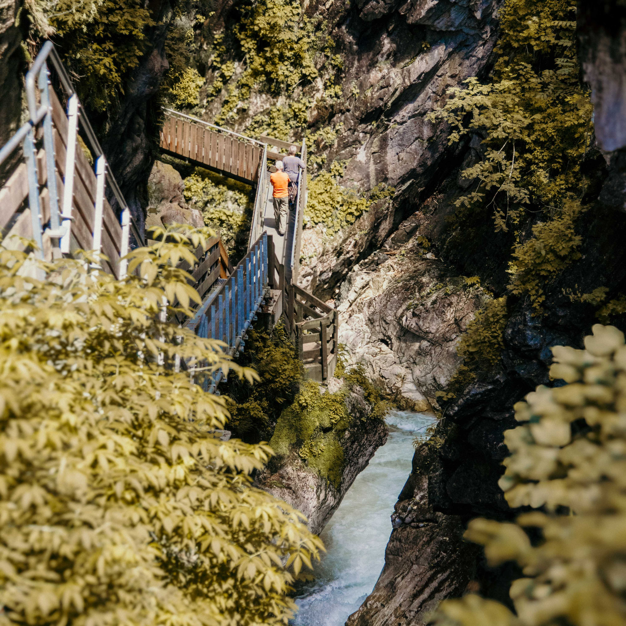 Die Gilfenklamm in Ratschings – ein Naturwunder der Extraklasse! Diese beeindruckende Schlucht gehört zu den faszinierendsten Sehenswürdigkeiten Südtirols. Raue Felsschluchten, kraftvolle Wasserfälle und atemberaubende Holzstege sorgen für ein unvergessli