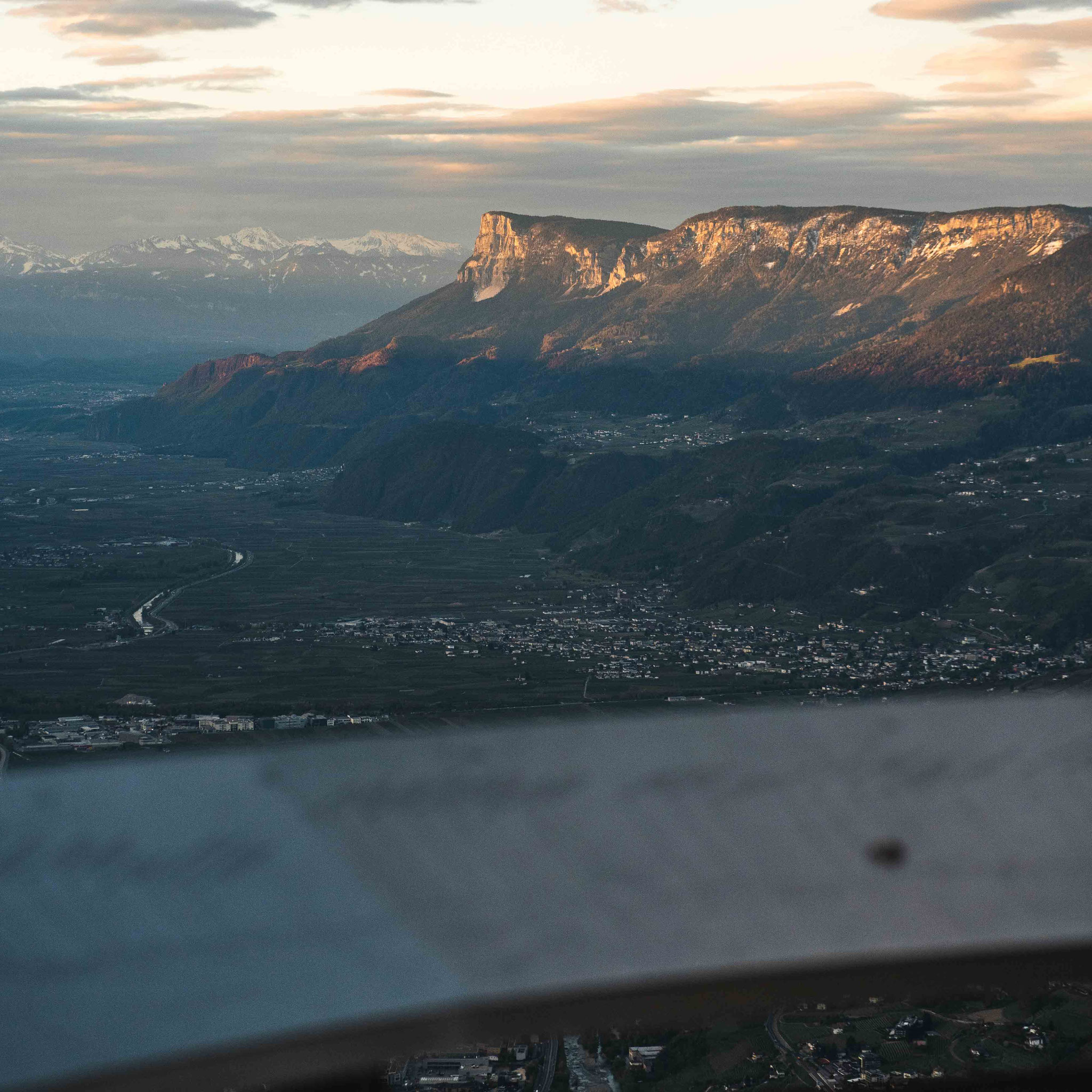 Sonnenaufgangswanderung von Dorf Tirol zum Aussichtskorb Hochmuth - Bergmoment über den Dächern von Meran in Südtirol