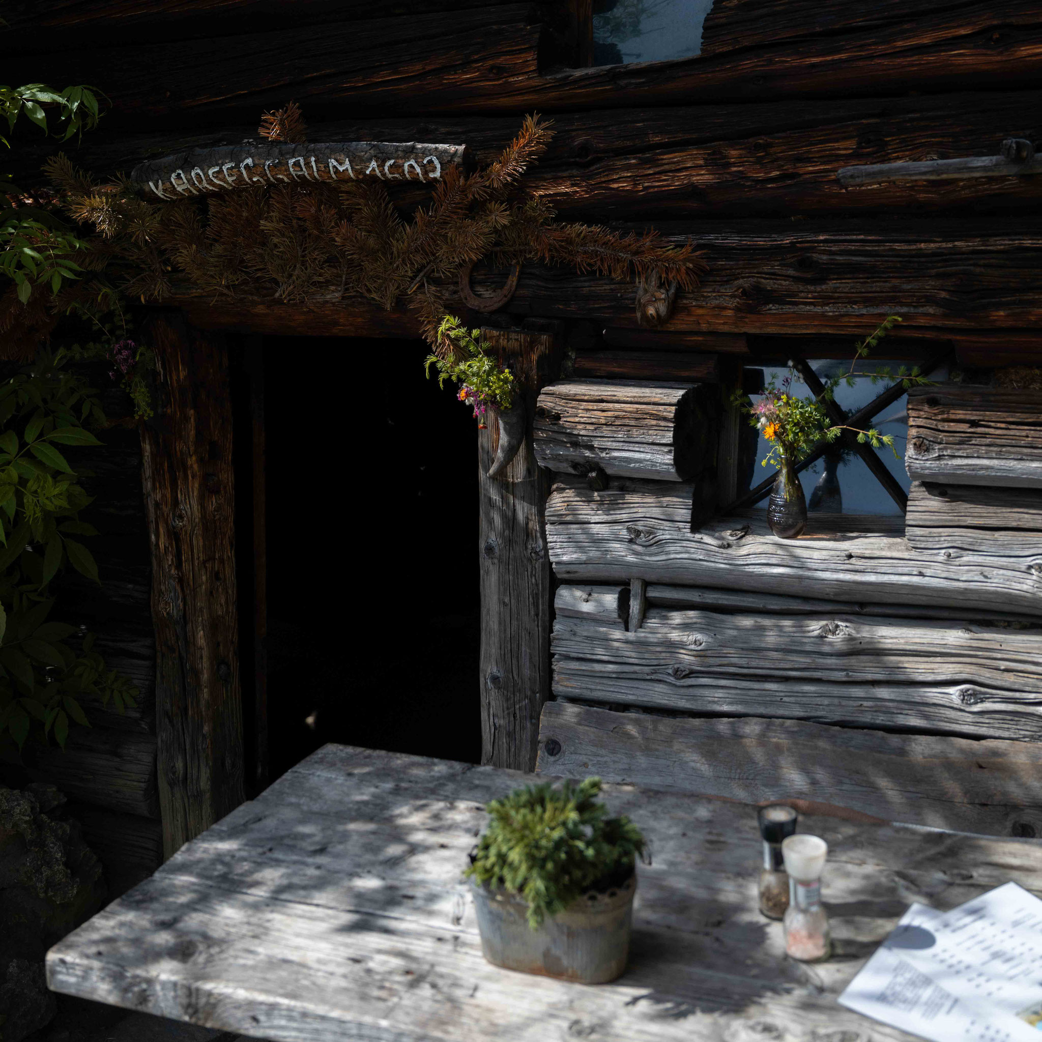 Holzeingang der urigen Karseggalm im Großarltal.