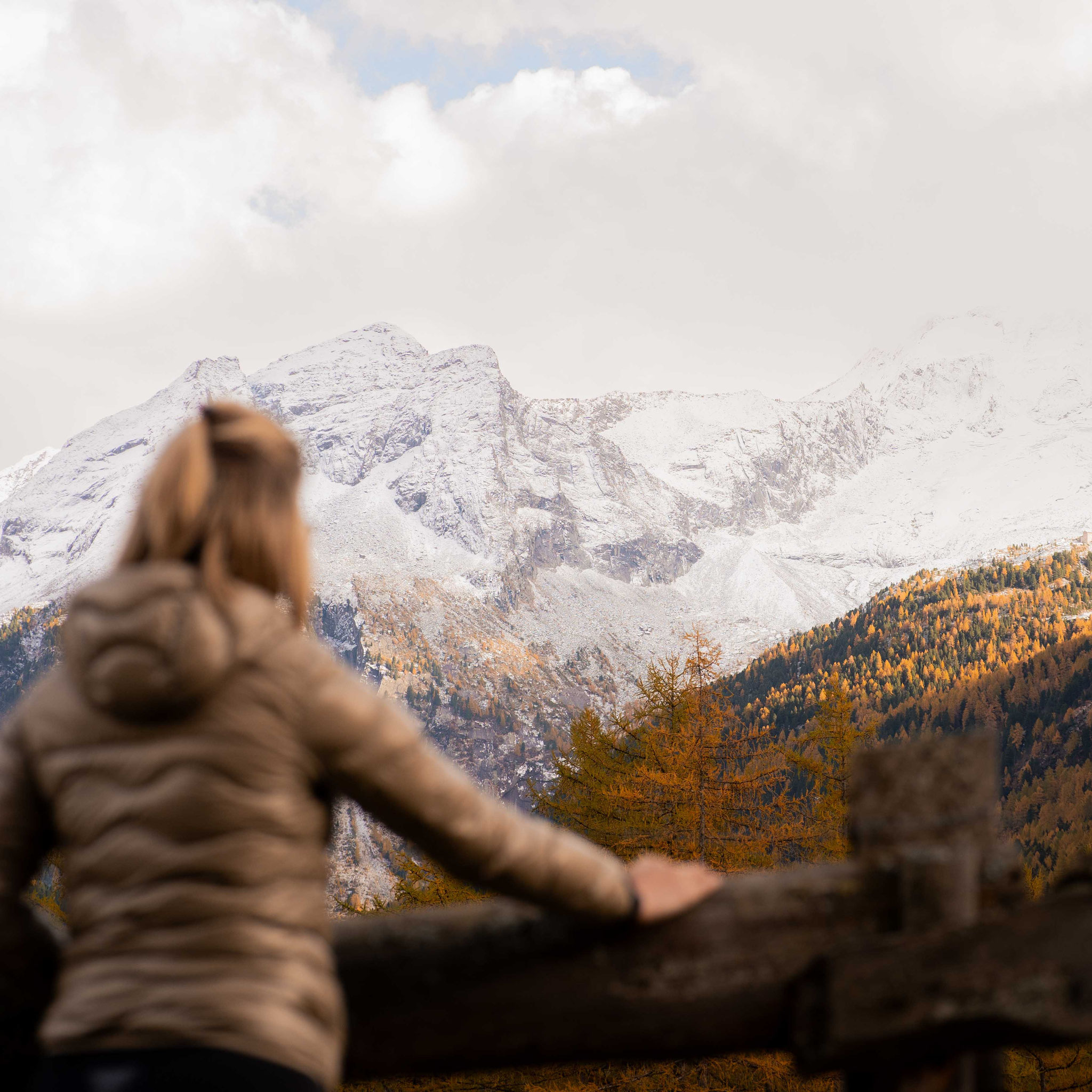 Eine einfache Familienwanderung im Naturpark Rieserferner-Ahrn führt zu den sonnenverbrannten „Lobisa Schupfn“ oberhalb von Rein in Taufers. Von diesem malerischen Platz eröffnet sich ein grandioser Blick auf die Gletscherwelt der Rieserfernergruppe mit H