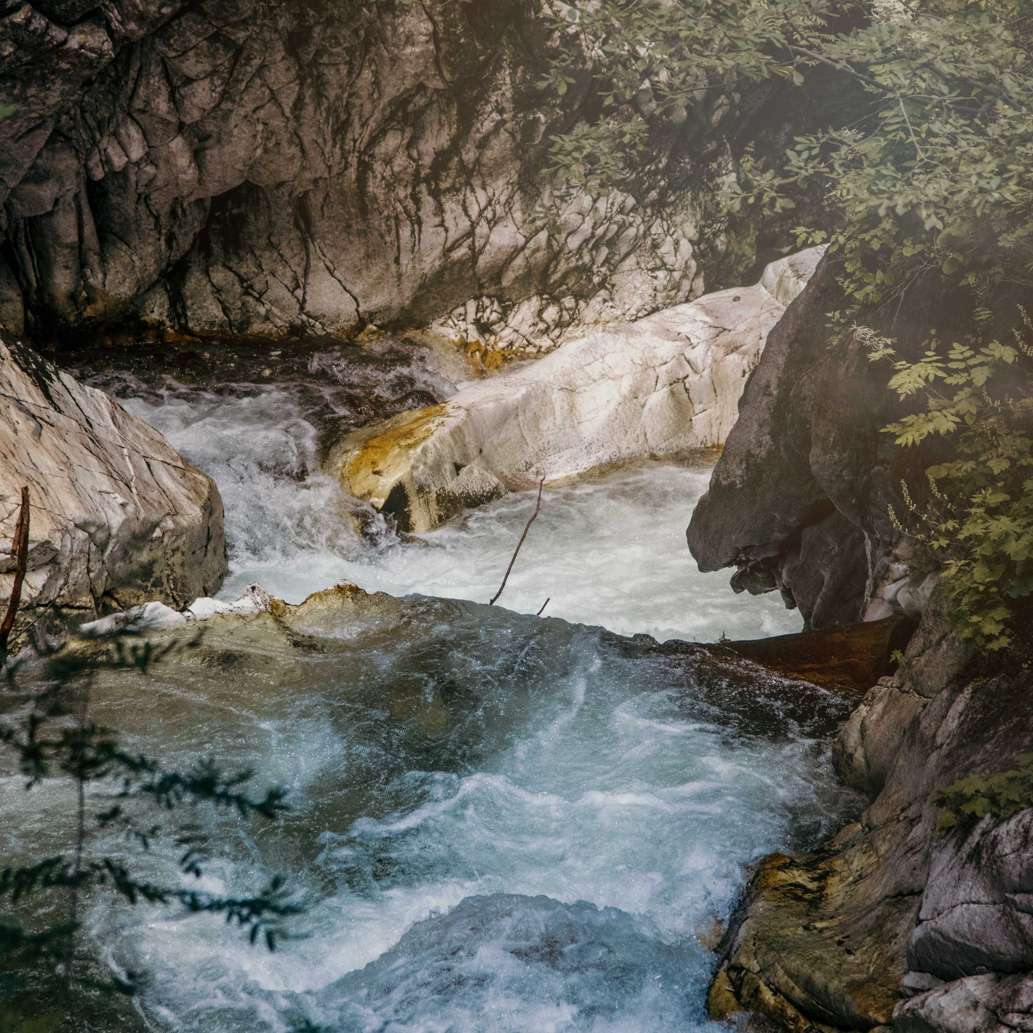 Die Gilfenklamm in Ratschings – ein Naturwunder der Extraklasse! Diese beeindruckende Schlucht gehört zu den faszinierendsten Sehenswürdigkeiten Südtirols. Raue Felsschluchten, kraftvolle Wasserfälle und atemberaubende Holzstege sorgen für ein unvergessli