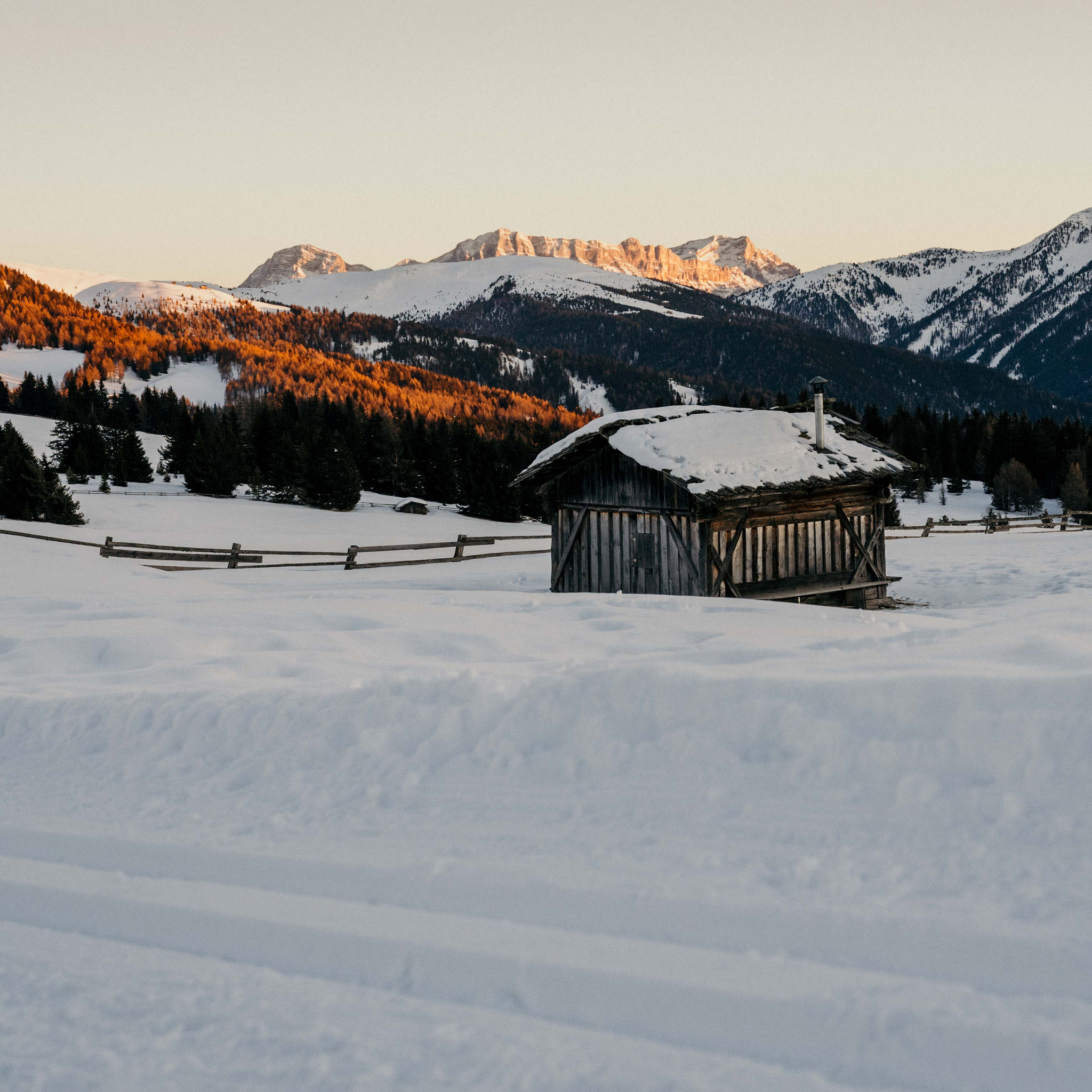 Du suchst nach einer entspannten Winterwanderung mit Hüttenzauber und grandioser Aussicht? Dann bist du auf der Rodenecker-Lüsner-Alm in Südtirol genau richtig! Hier erwartet dich ein bestens präparierter Winterwanderweg, der sich perfekt für einen gemütl