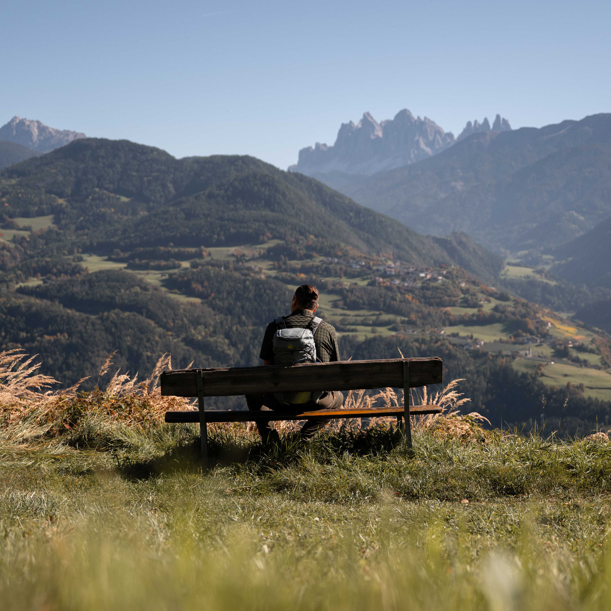 Zwischen goldenen Kastanien, Weinreben und Dolomitenblick wartet in Feldthurns eine der schönsten Genusswanderungen Südtirols: die Rundtour am Panoramaweg & Keschtnweg. Sonne im Gesicht, Laub unter den Füßen, Wein im Glas – und das Gefühl, dass der Herbst